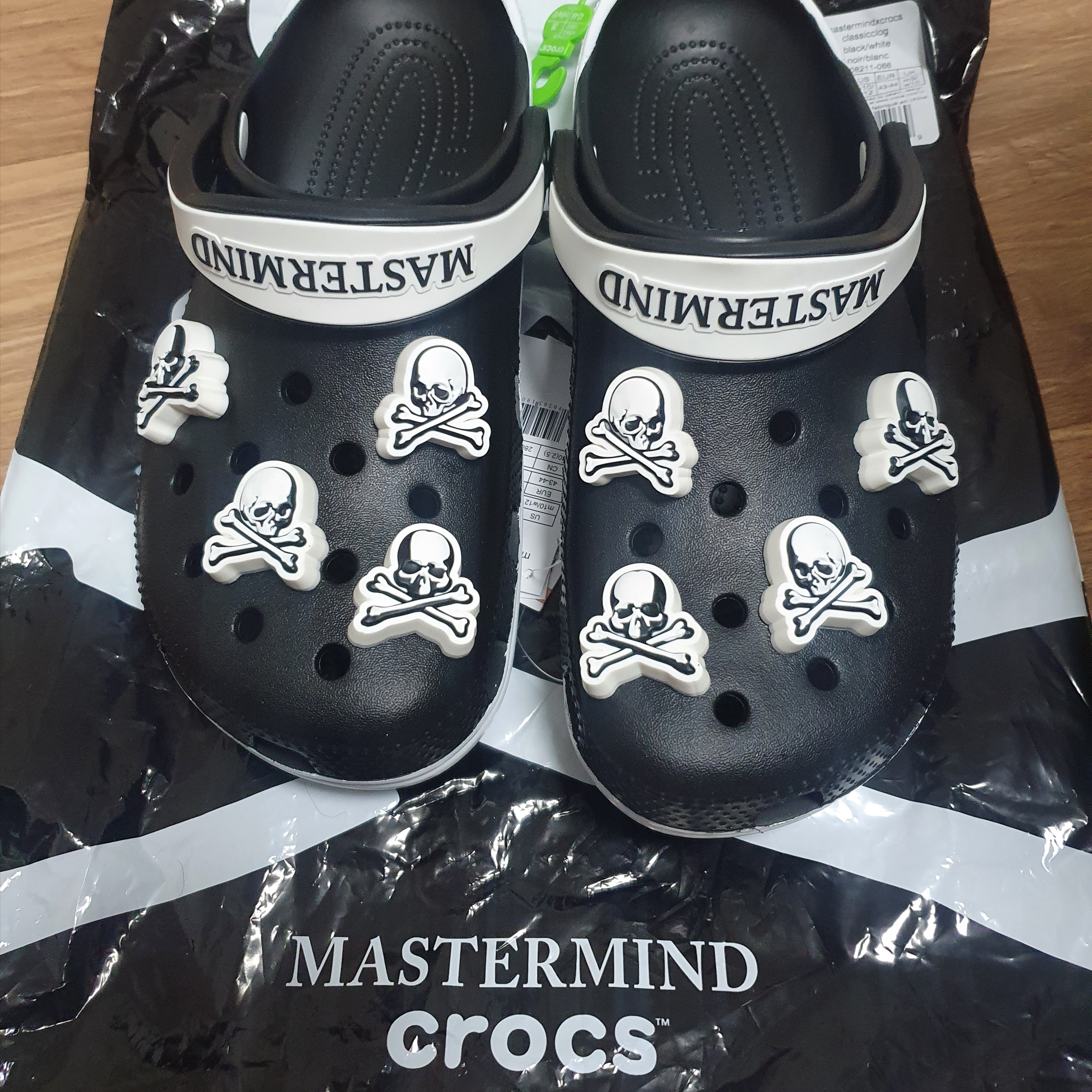 Crocs x Mastermind Classic Clog Black White 착용 스타일