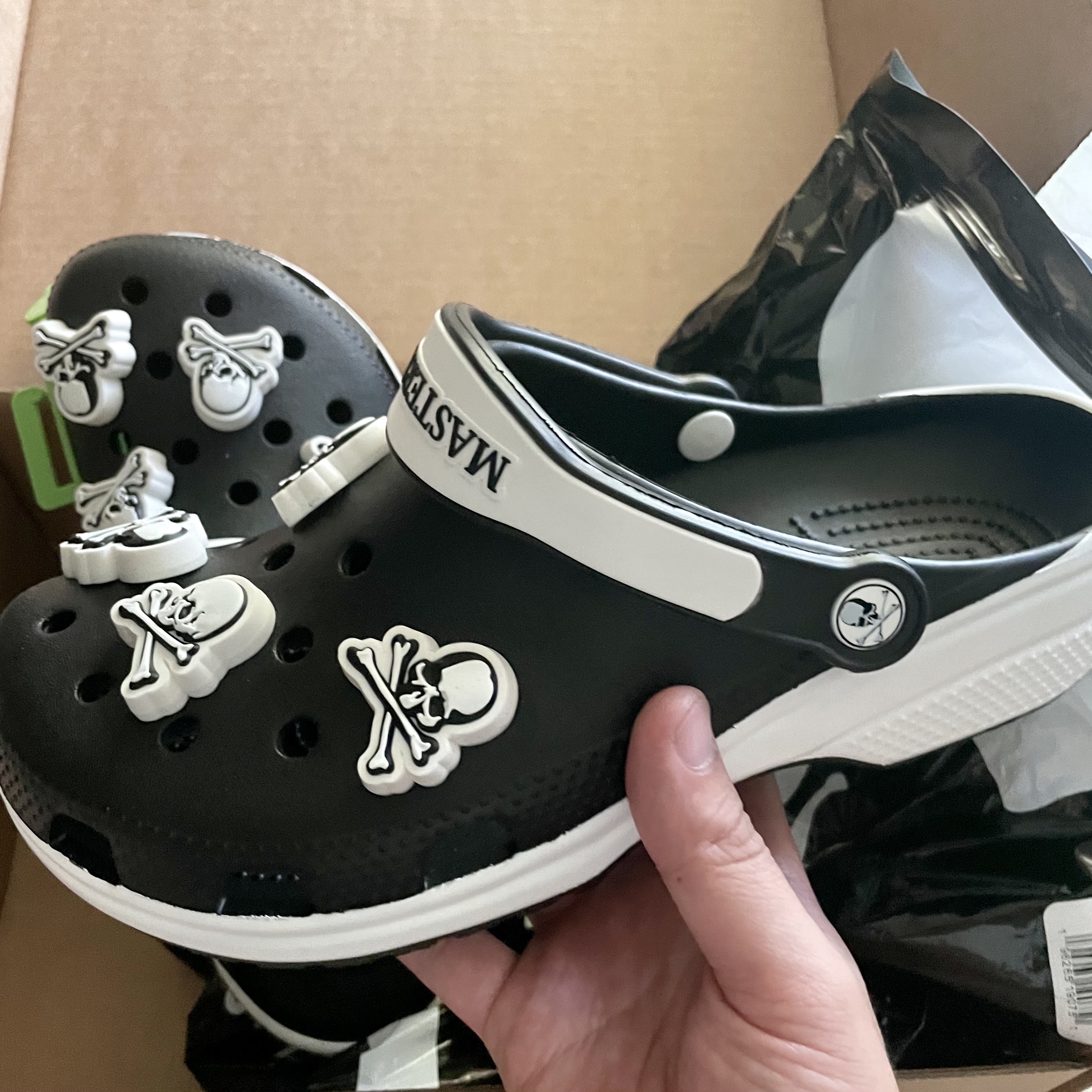Crocs x Mastermind Classic Clog Black White 착용 스타일 - 2
