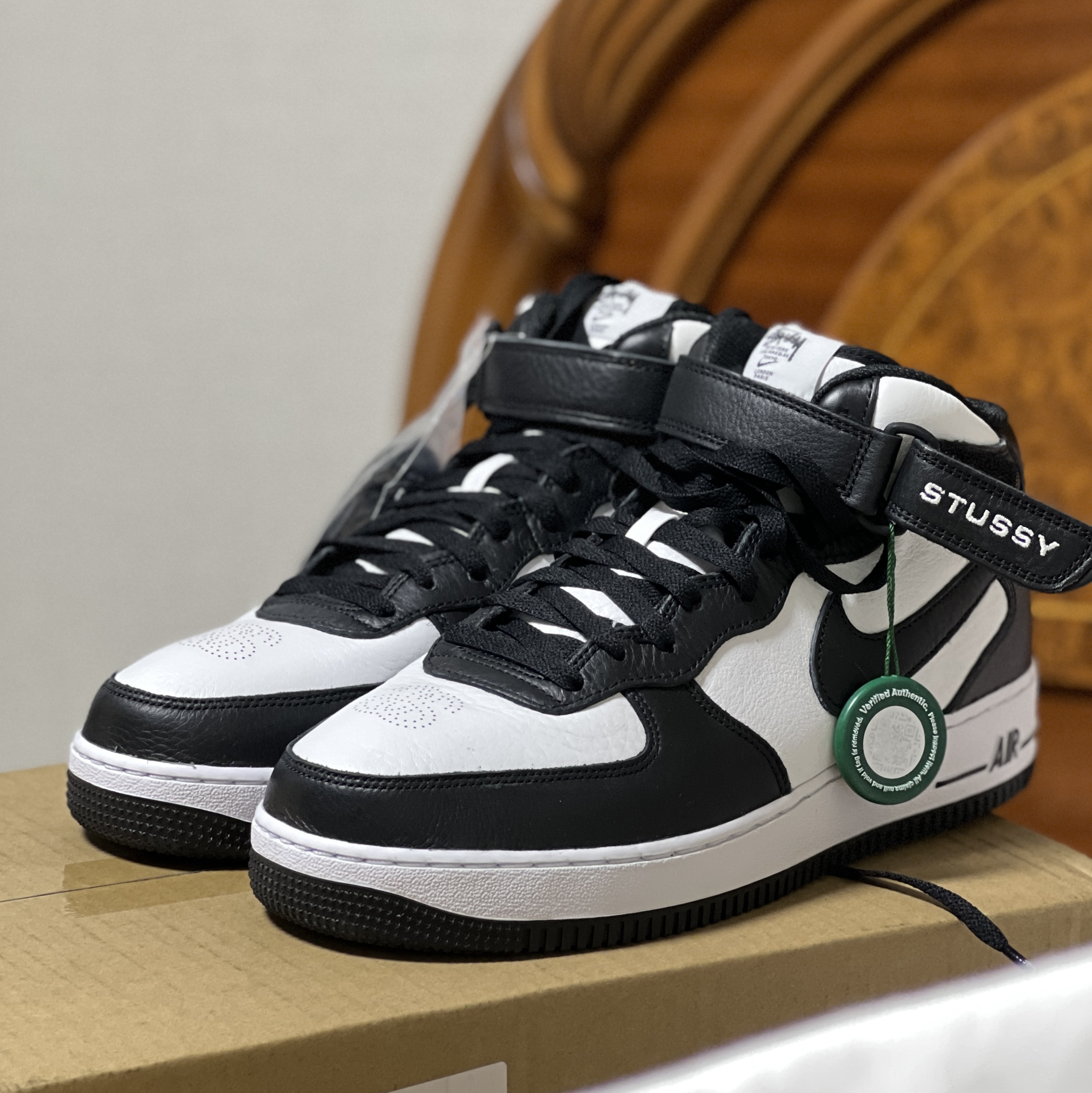 Nike x Stussy Air Force 1 '07 Mid SP Black and Light Bone 착용 스타일 - 2