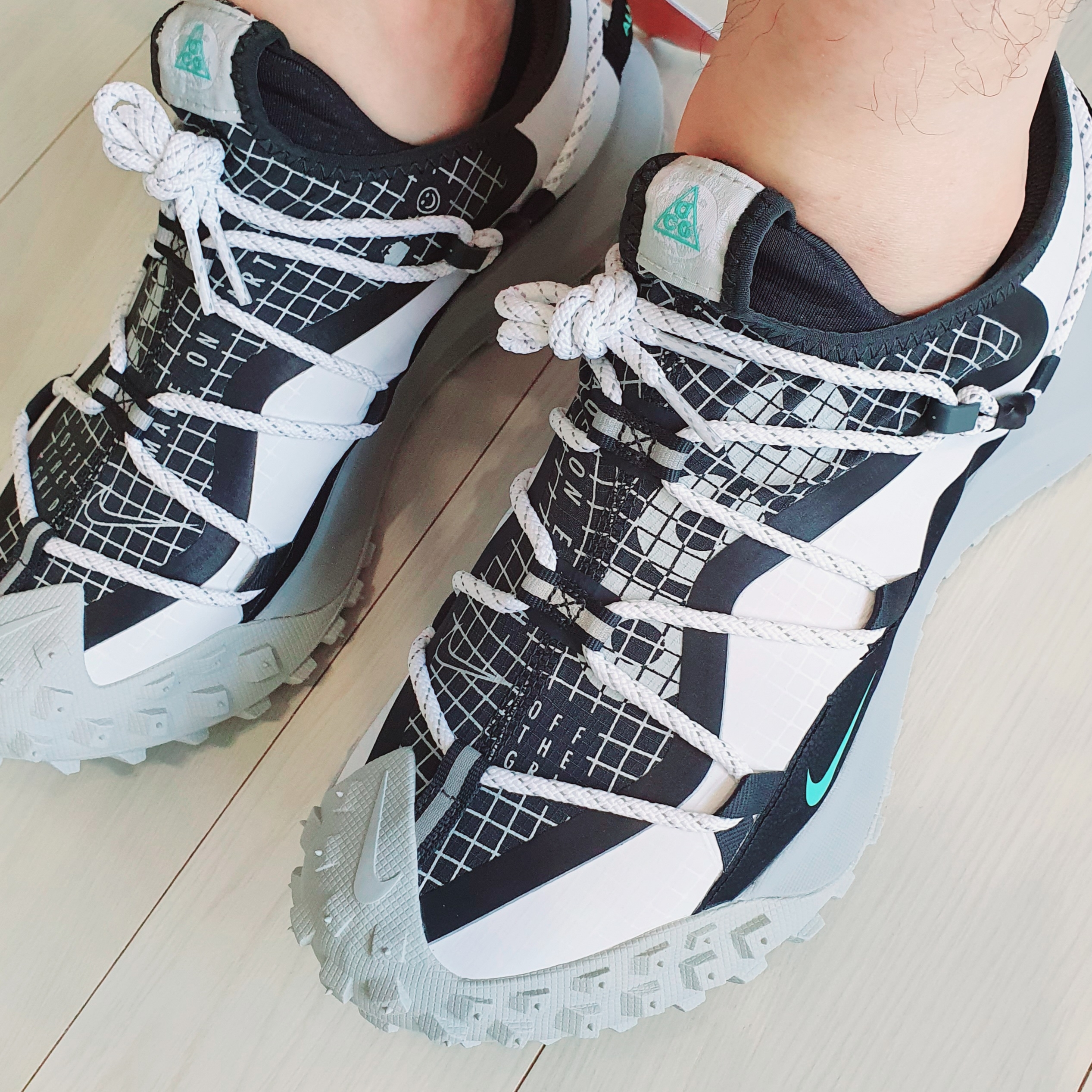 Nike ACG Mountain Fly Low SE White and Black 착용 스타일