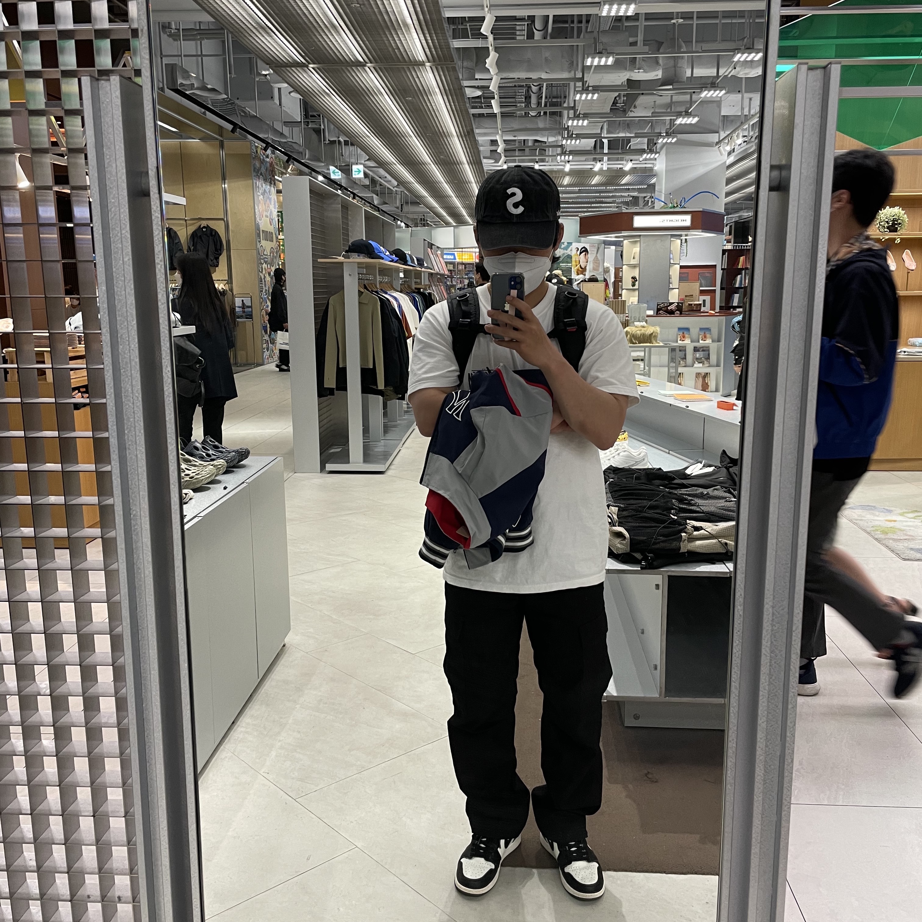 Jordan 1 Retro High OG Black Mocha, Supreme x New York Yankees Track Jacket Navy - 21FW 착용 스타일