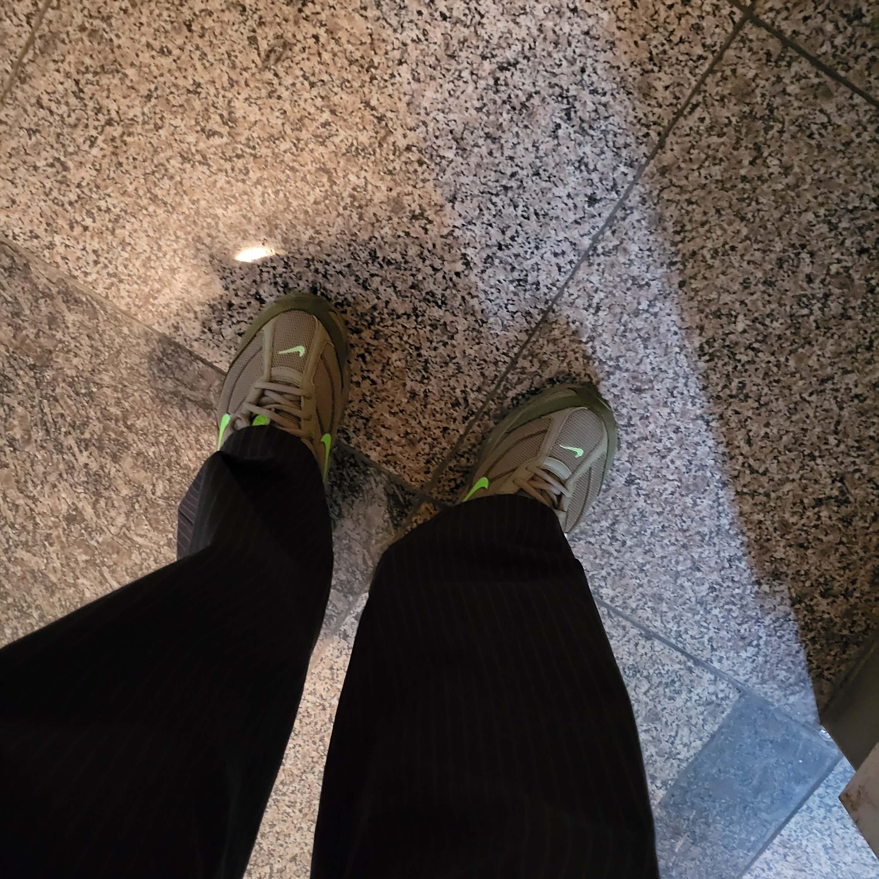 Nike x Supreme Shox Ride 2 SP Neutral Olive 착용 스타일