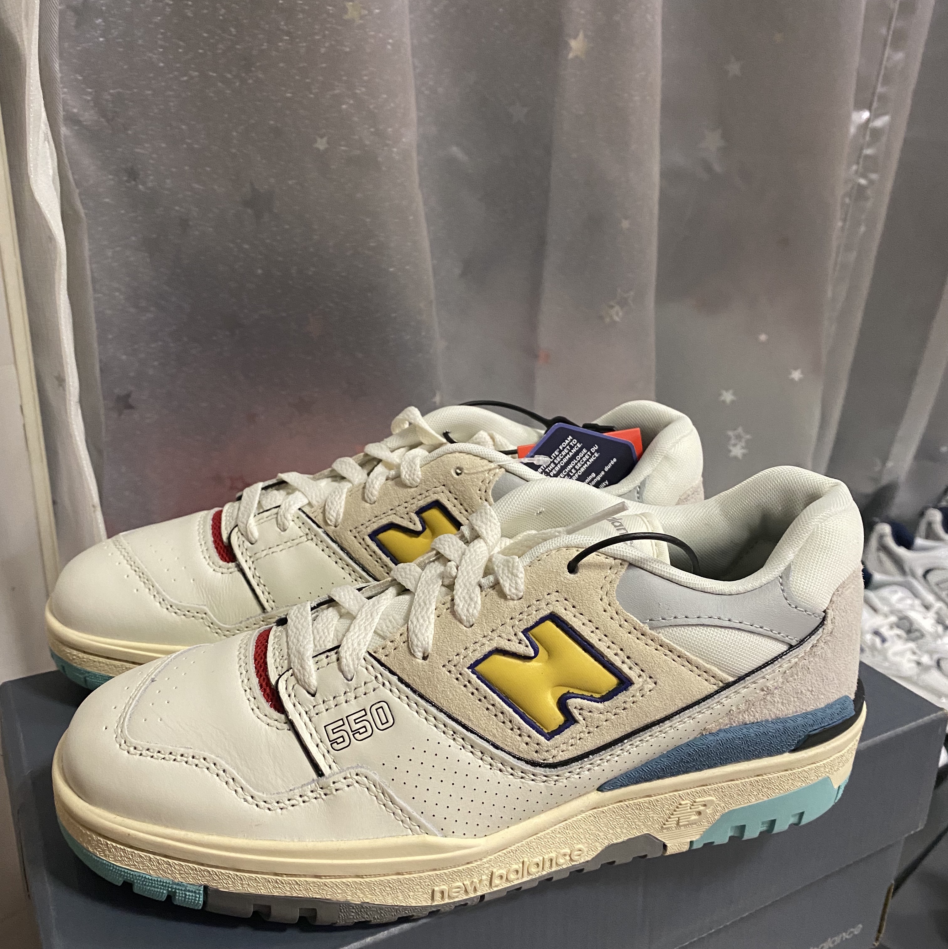New Balance 550 Sea Salt Yellow - 2E Wide 착용 스타일 - 2