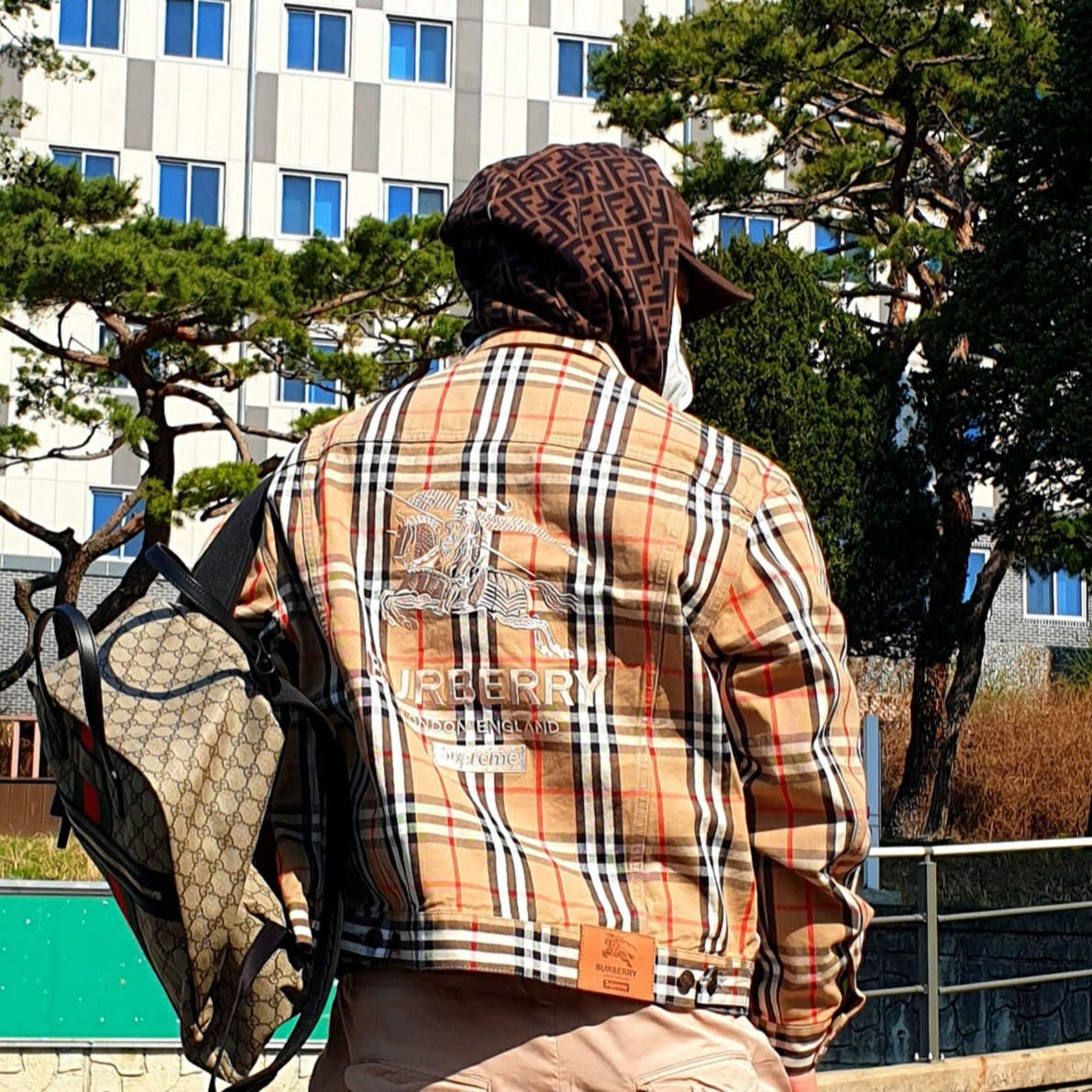 Supreme x Burberry Denim Trucker Jacket Beige - 22SS 착용 스타일