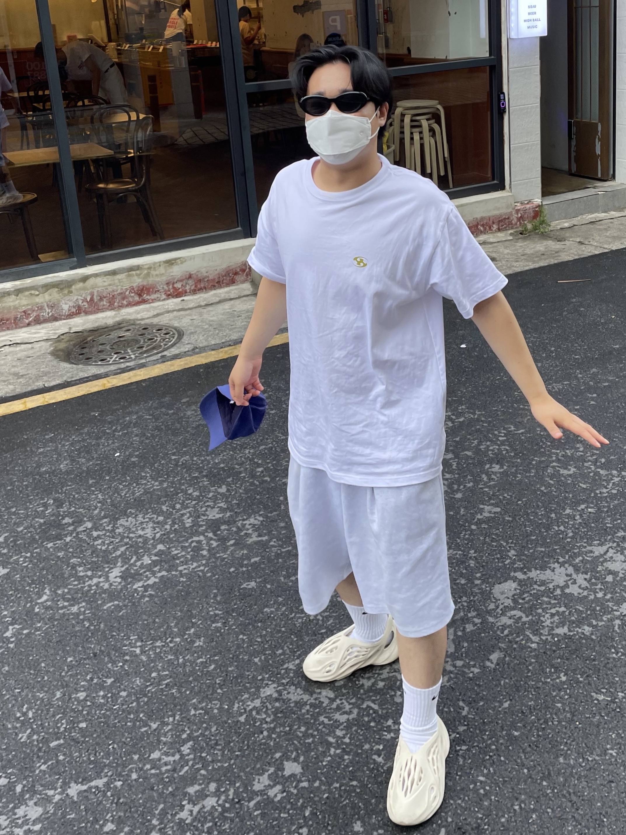 Adidas Yeezy Foam RNNR Sand, Sansan Gear Logo T-Shirt White - 22SS 착용 스타일