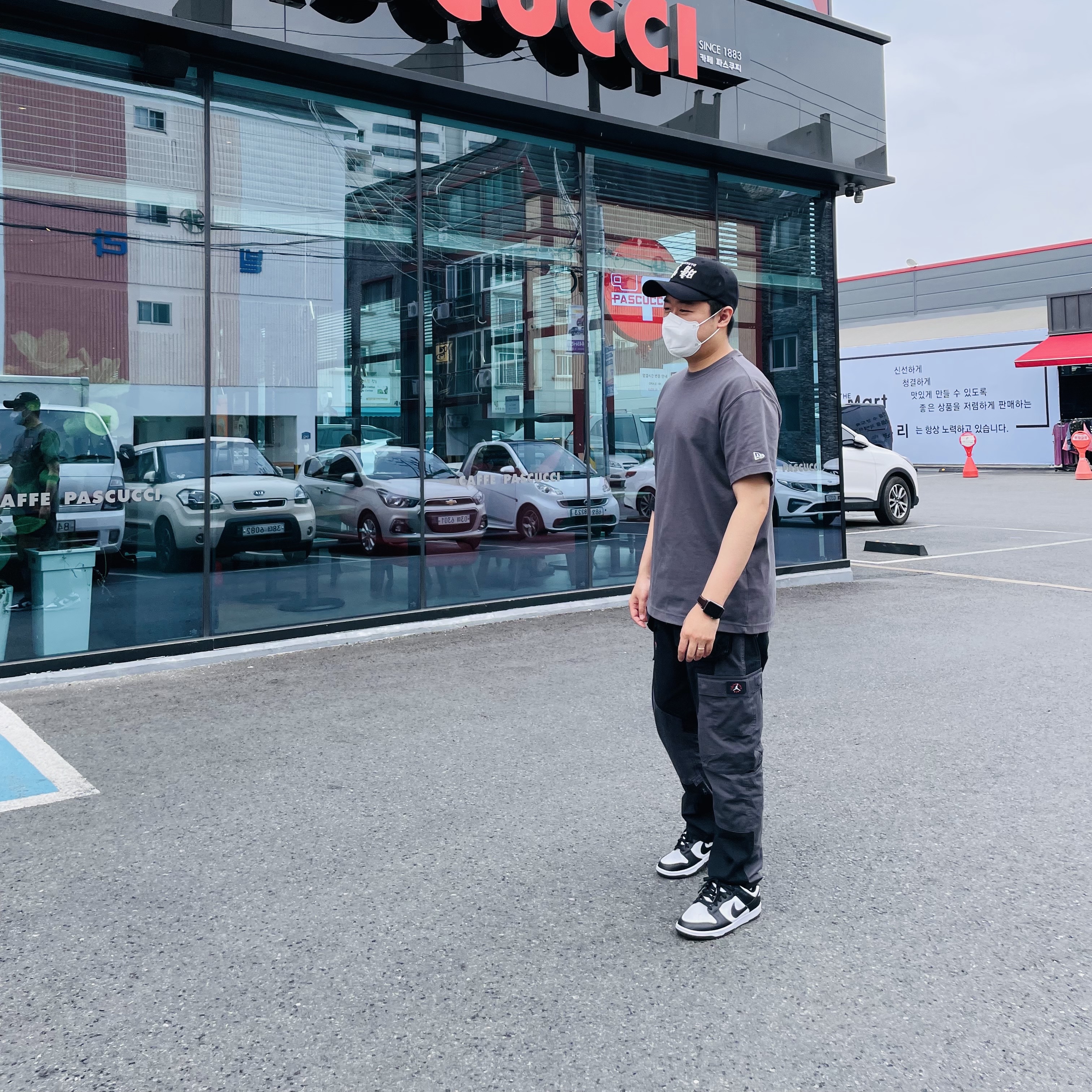 Darkr8m Studio Upside Down Silver Logo Cap, Jordan x Travis Scott Cargo Pants Black 착용 스타일 - 1