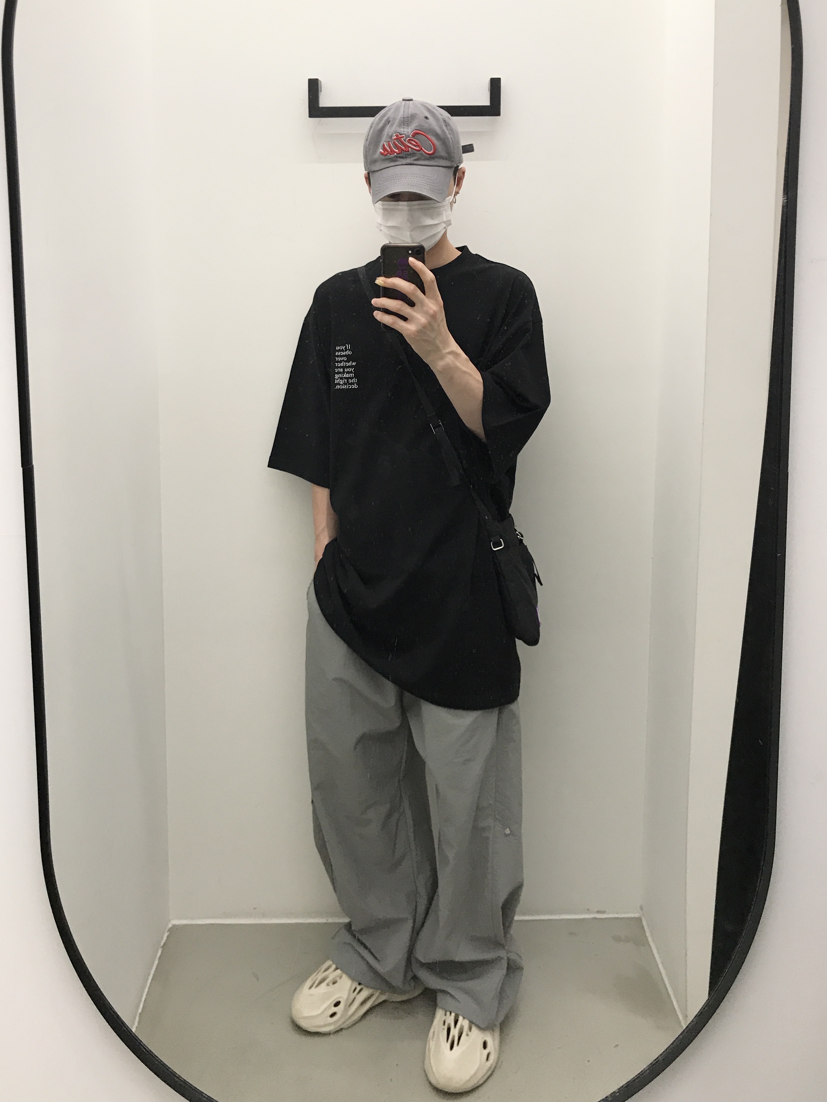 Adidas Yeezy Foam RNNR Sand 착용 스타일