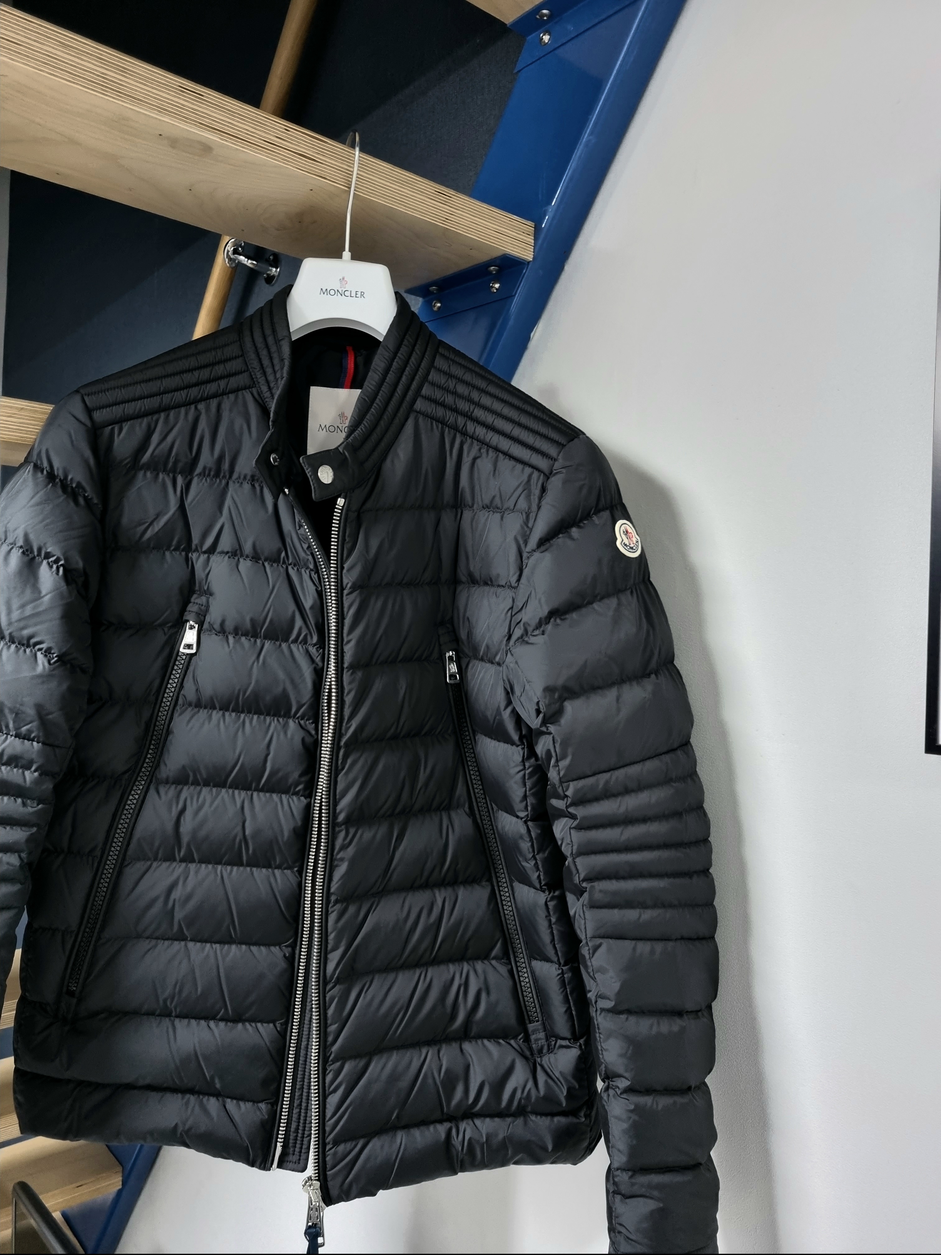 Moncler Amiot Short Down Jacket Black - 22FW 착용 스타일