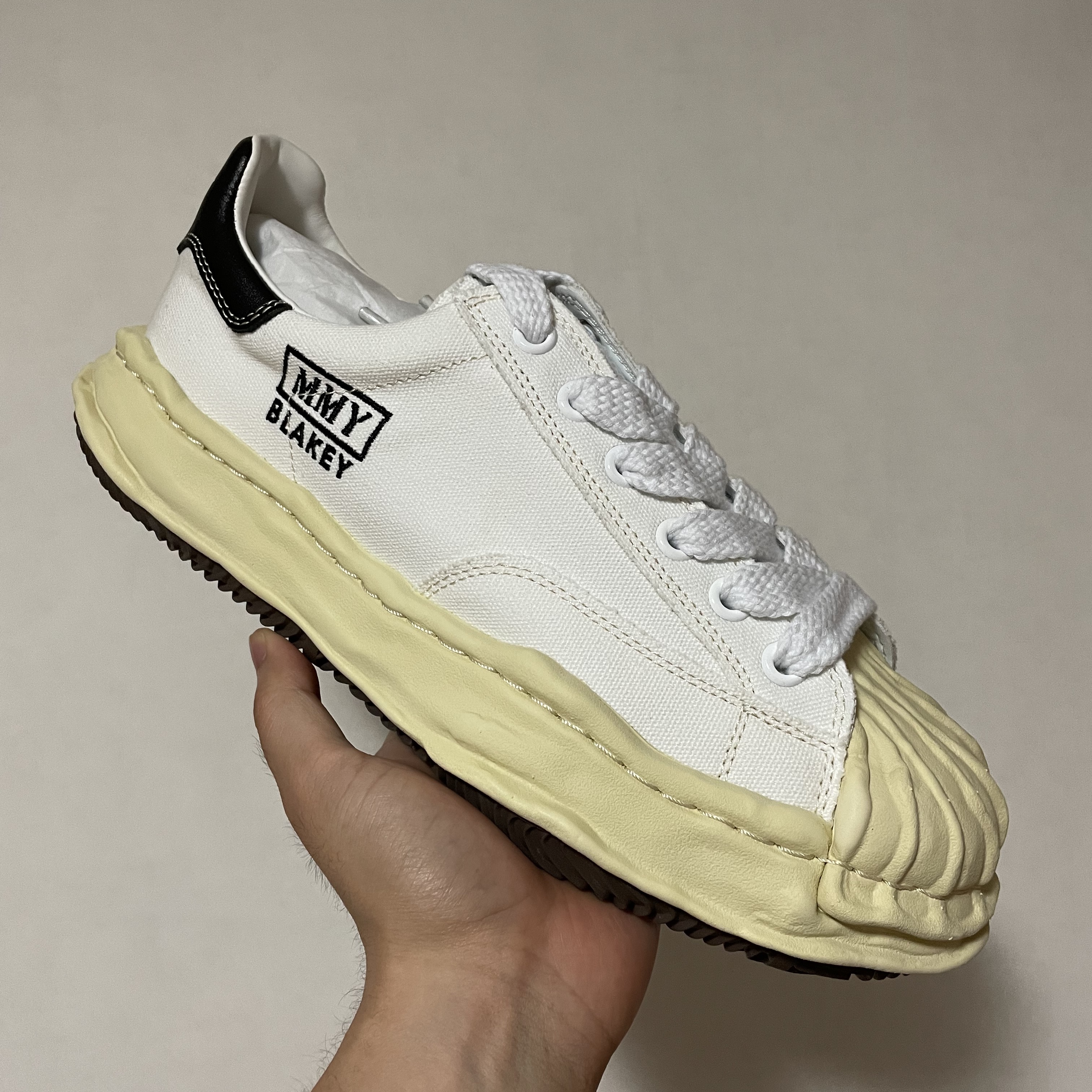 Maison Mihara Yasuhiro Blakey VL OG Sole Canvas Low-top Sneakers White 착용 스타일