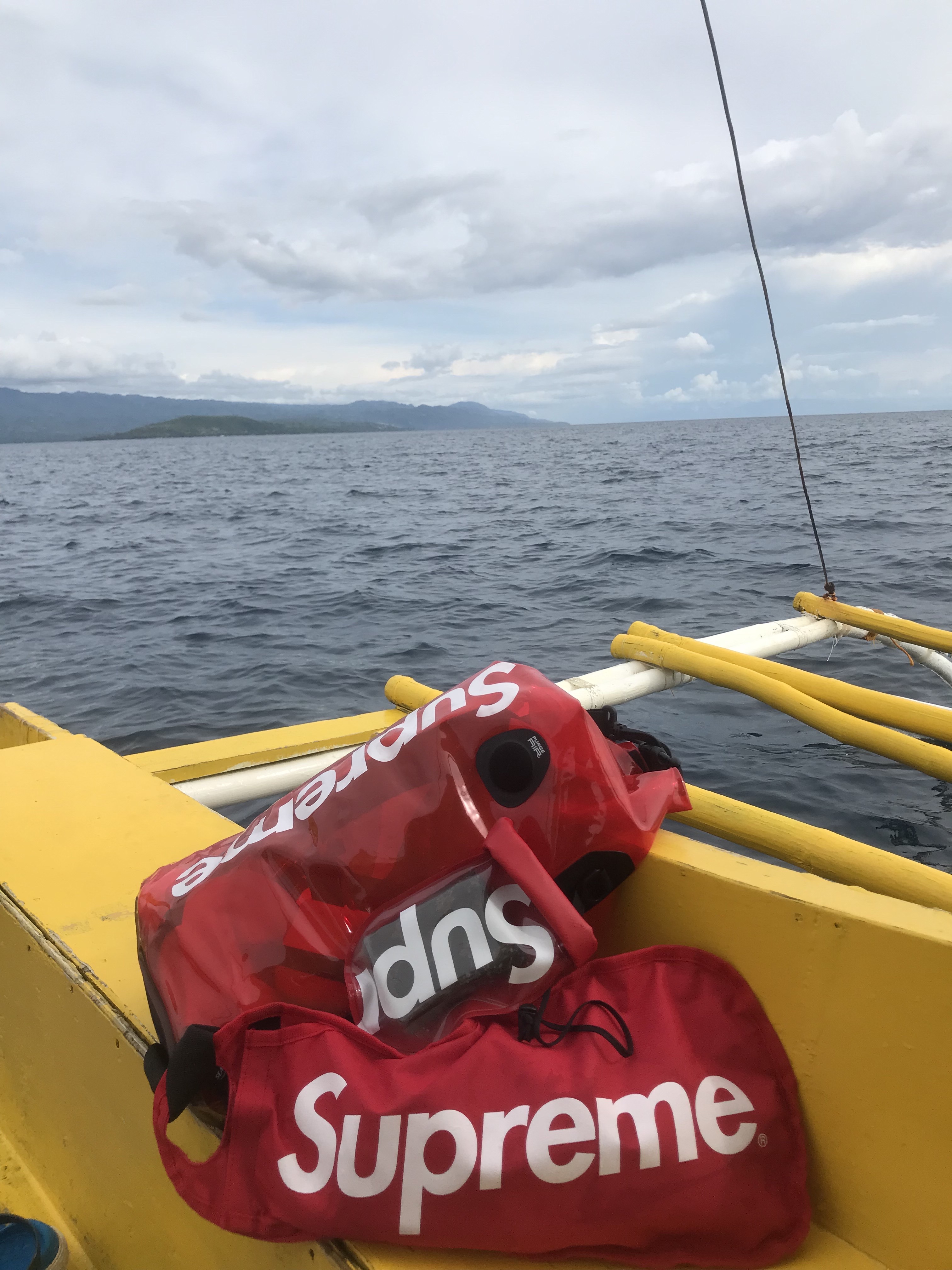 Supreme x Cressi Snorkel Set Red - 19SS, Supreme SealLine Discovery Dry Bag 20L Red - 19SS 착용 스타일 - 1