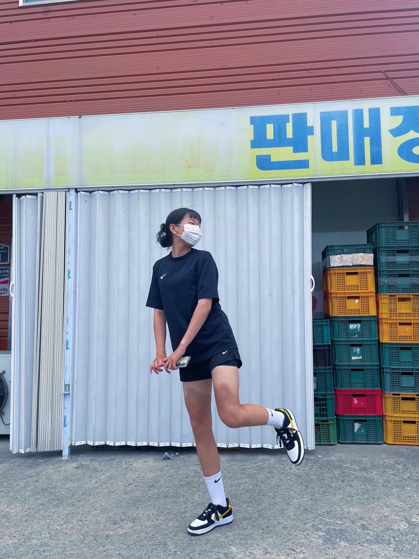 Nike Air Force 1 '07 LV8 Athletic Club Black Dark Sulfur 착용 스타일 - 2