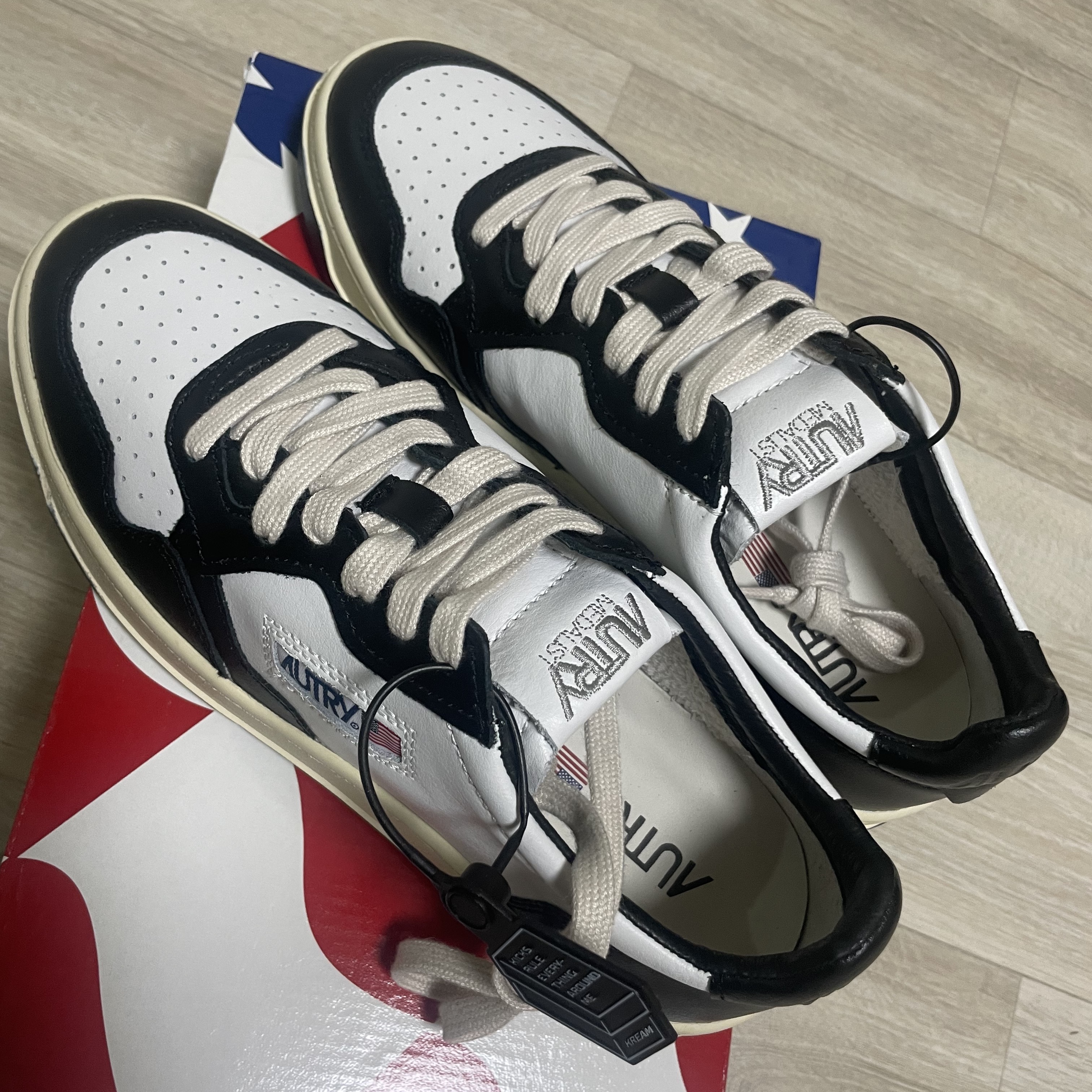 Autry Medalist Low Leather Sneakers Black White 착용 스타일 - 1