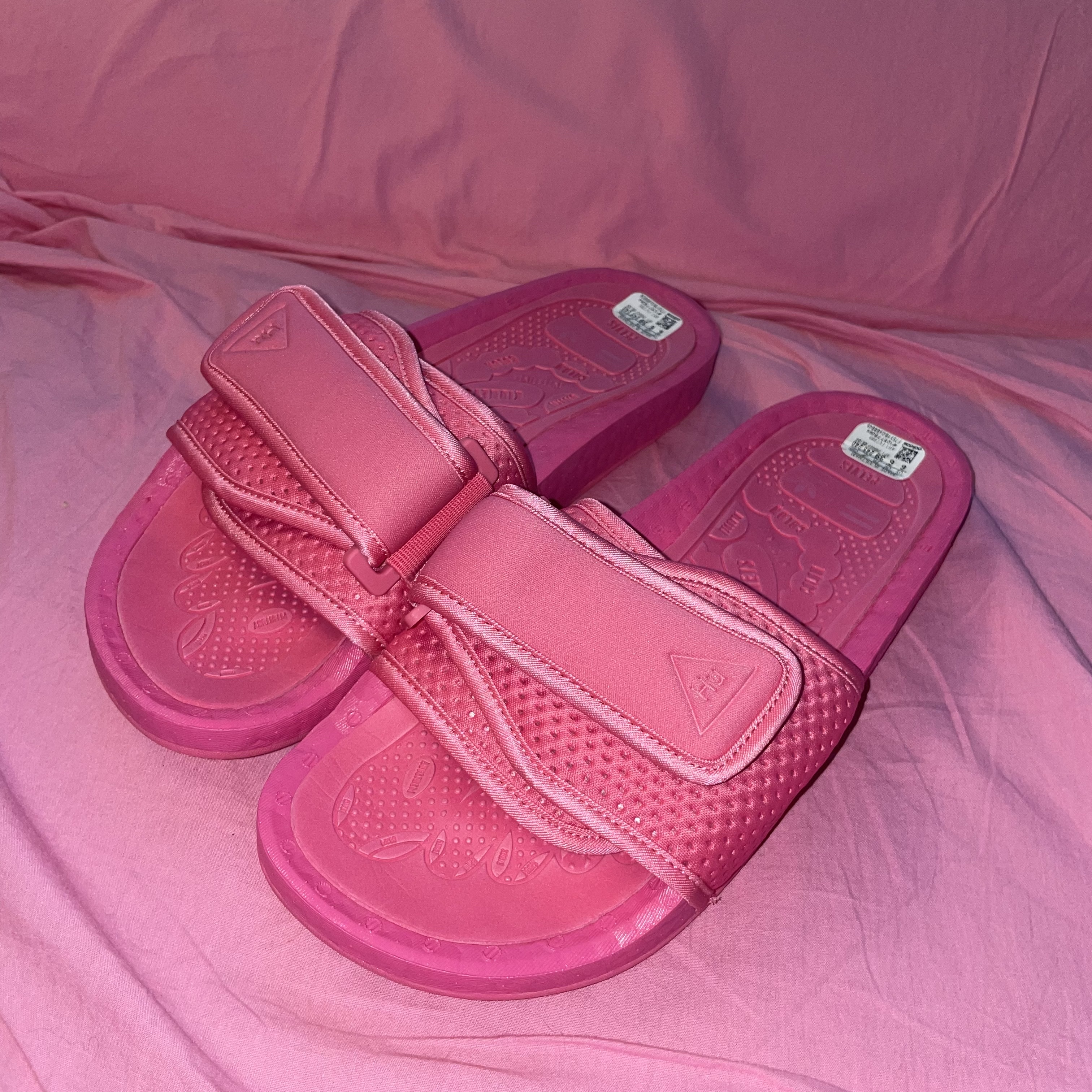 Adidas x Pharrell Williams Chancletas Hu Semi Solar Pink 착용 스타일