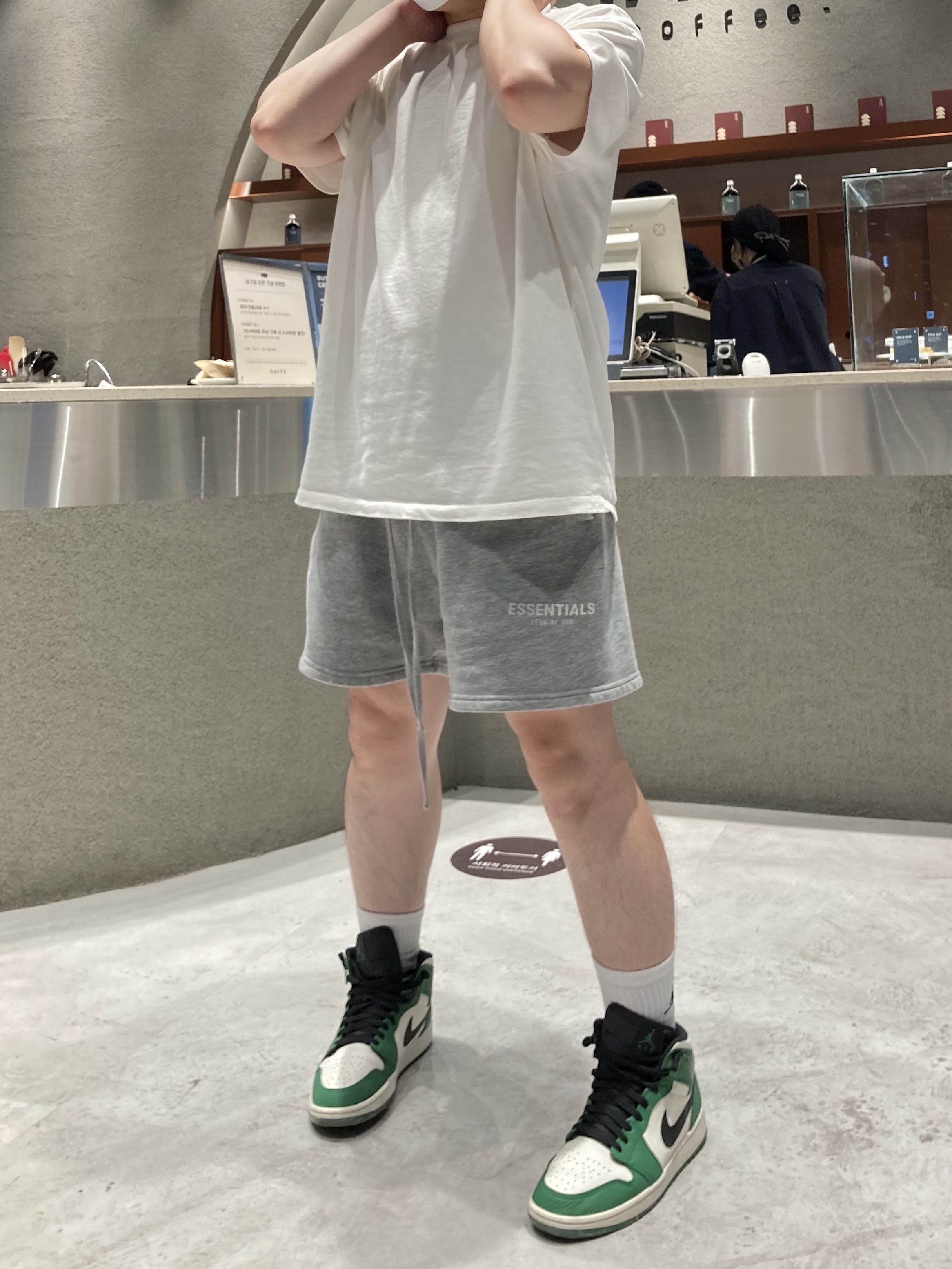 Jordan 1 Mid Pine Green, Essentials Fleece Shorts Cement - 20FW 착용 스타일