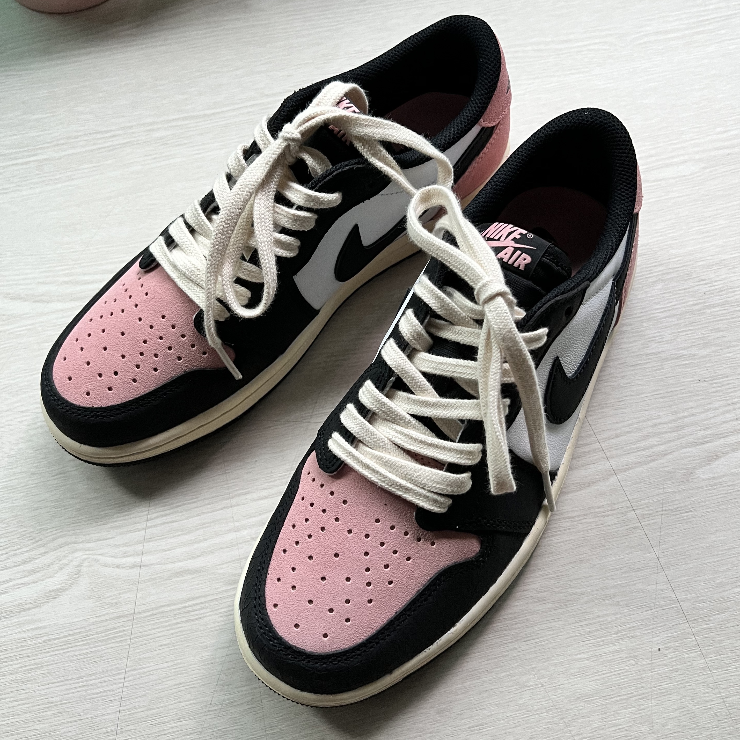 Jordan 1 Retro Low OG Bleached Coral 착용 스타일 - 2