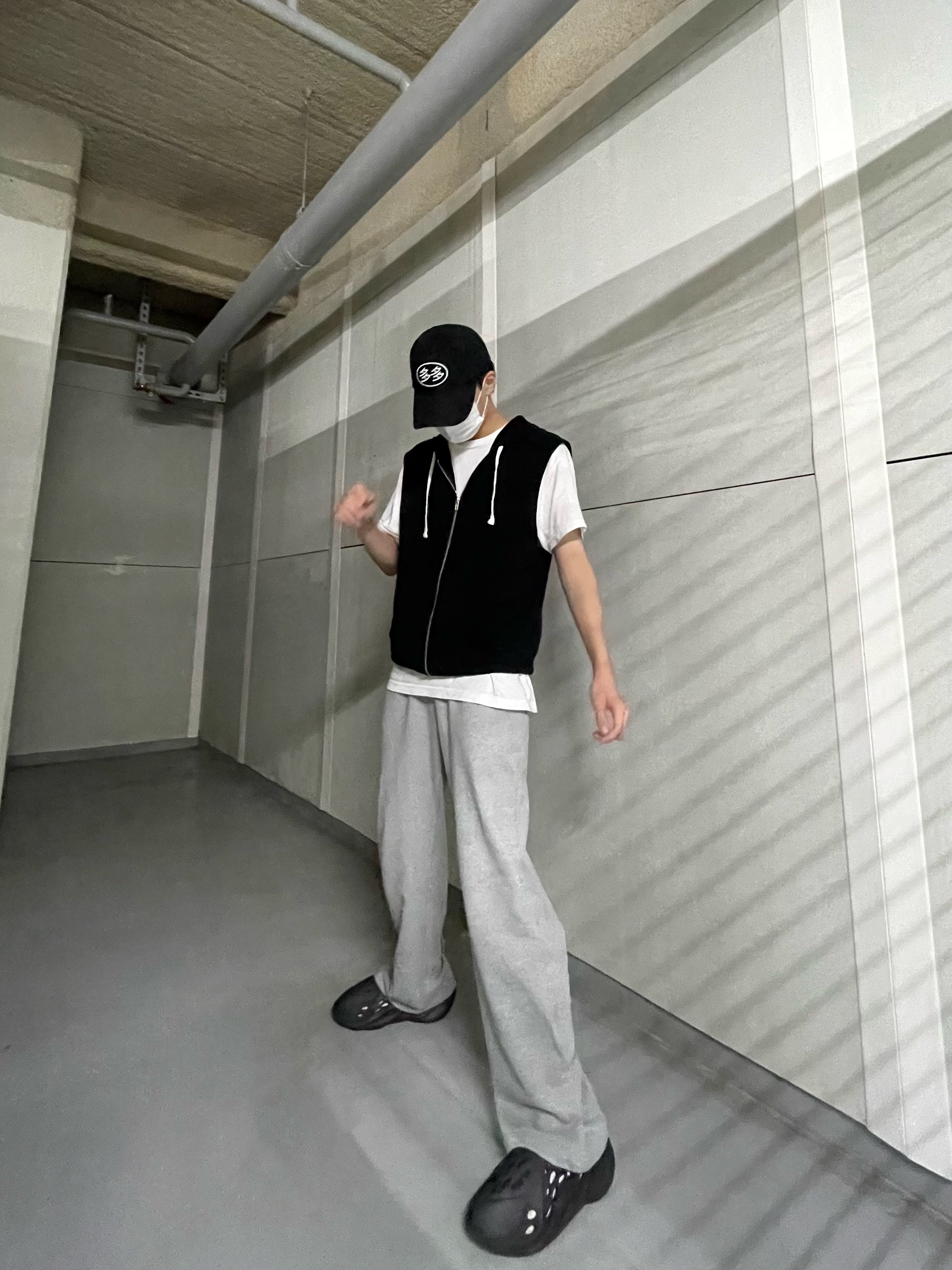 Adidas Yeezy Foam RNNR Onyx, Dada Glow Logo Cap Black 착용 스타일
