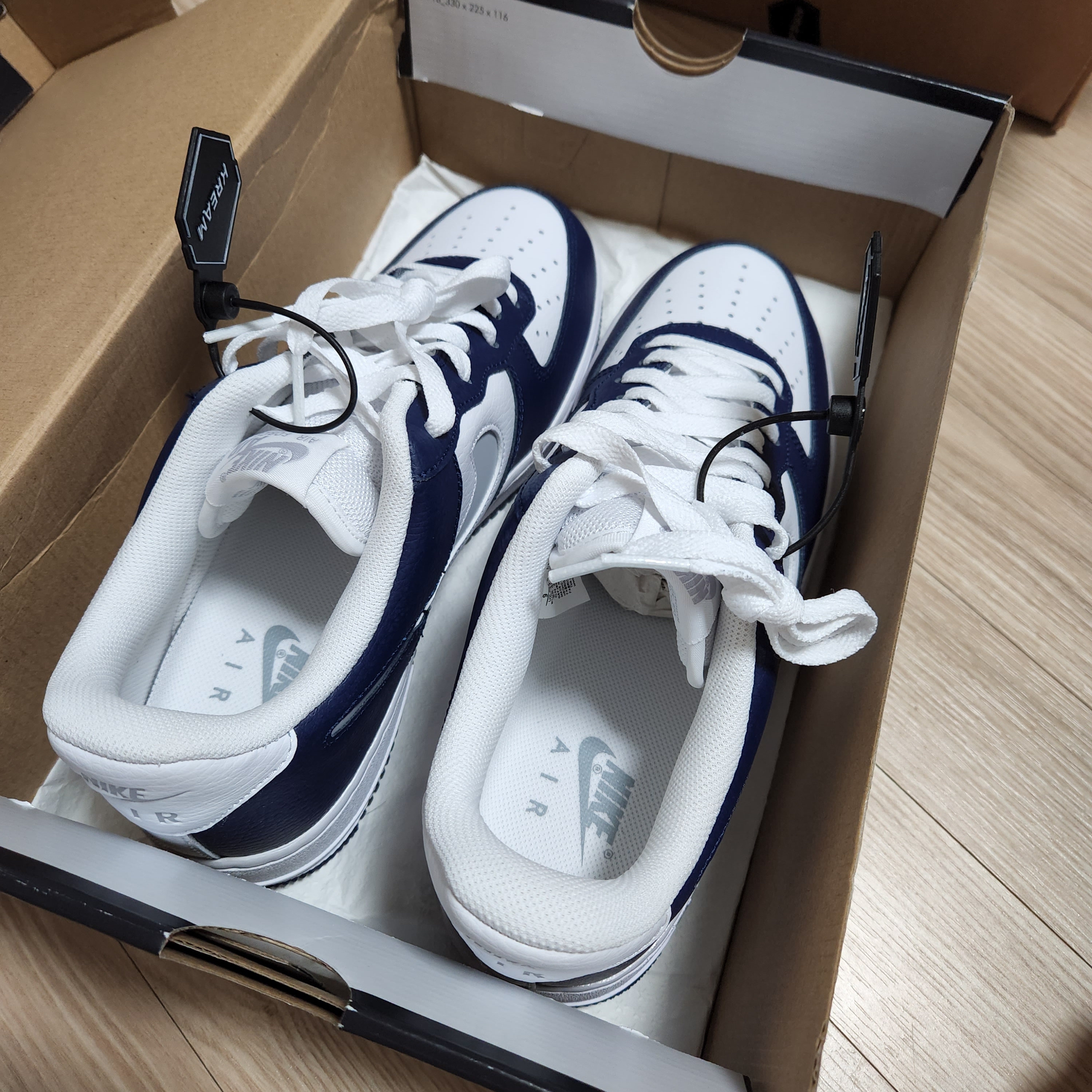 Nike Air Force 1 '07 Cut Out Swoosh Midnight Navy 착용 스타일