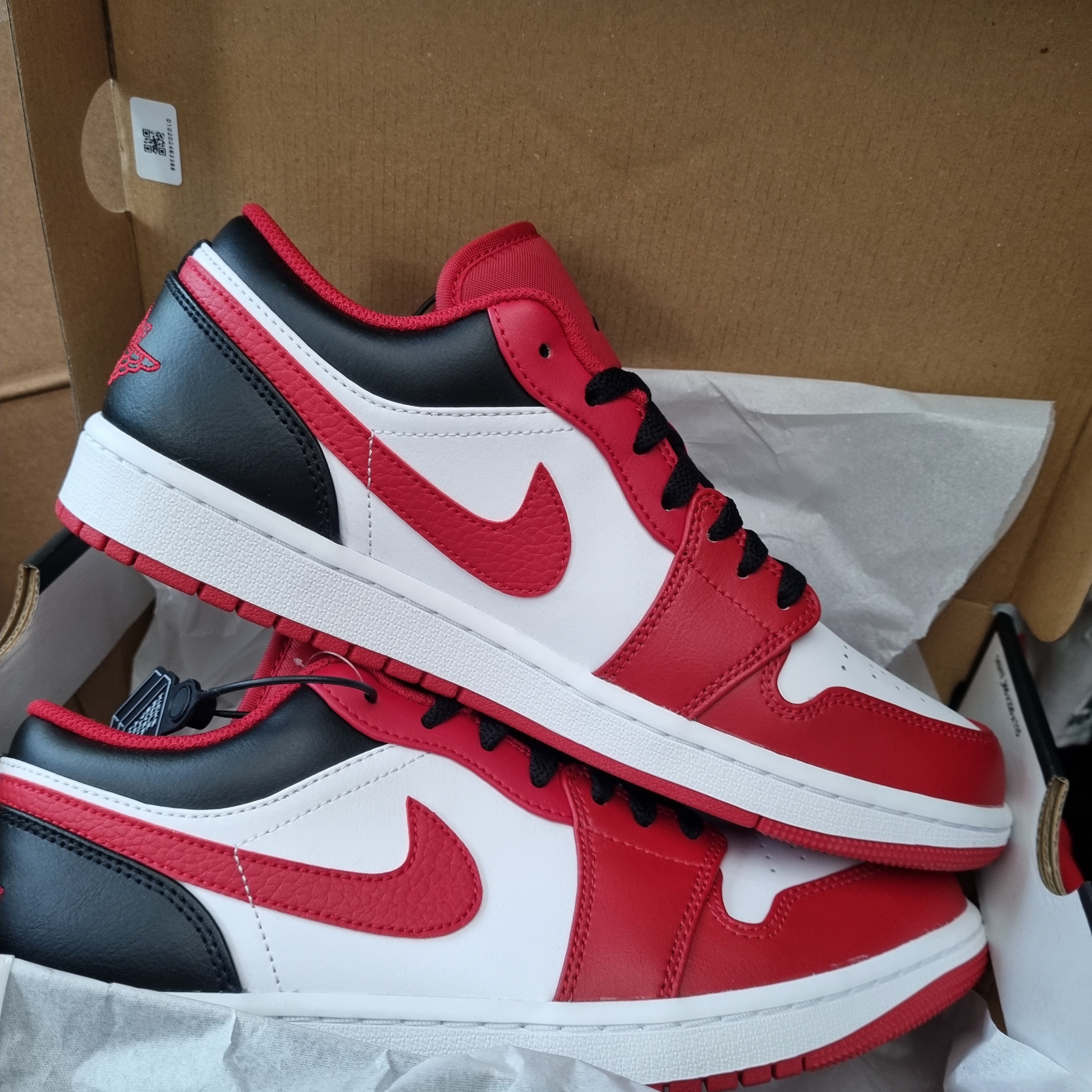 Jordan 1 Low White Gym Red Black 착용 스타일 - 2