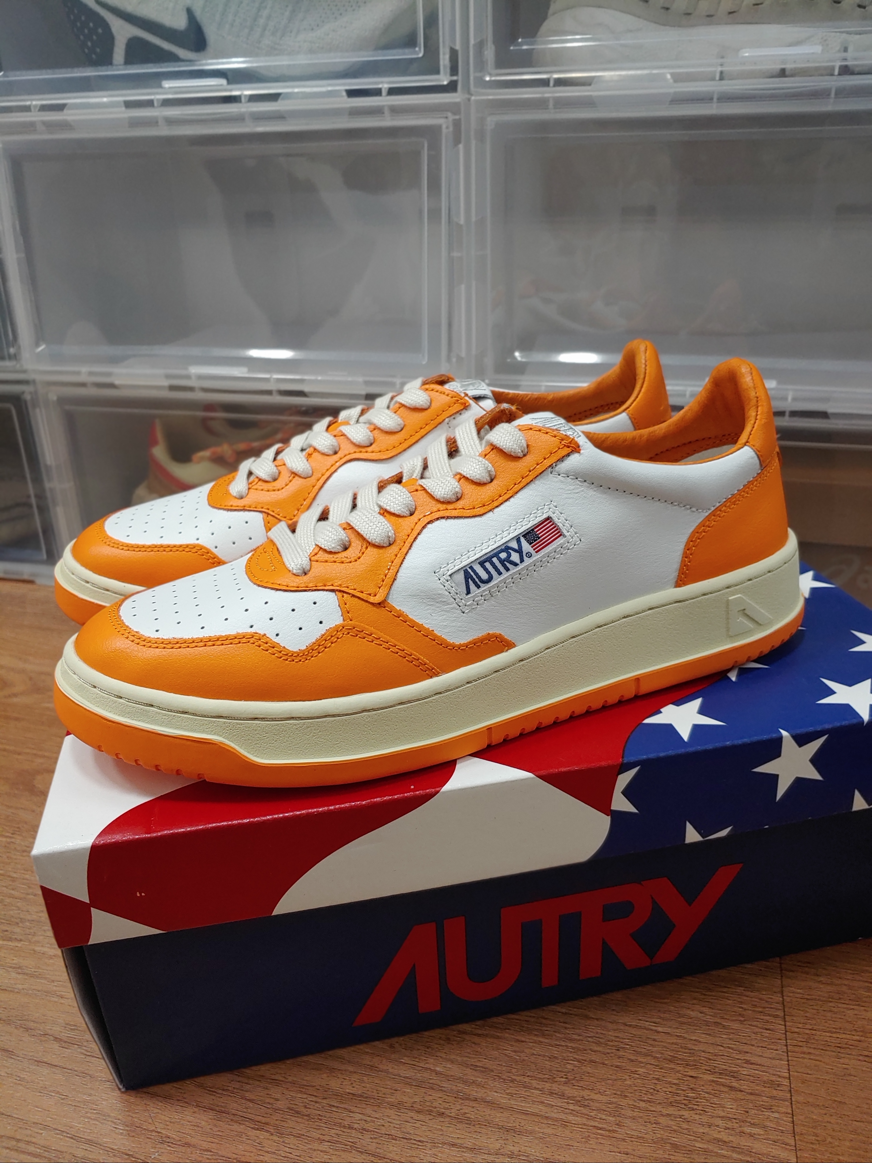 Autry Medalist Low Leather Sneakers Orange White 착용 스타일 - 1