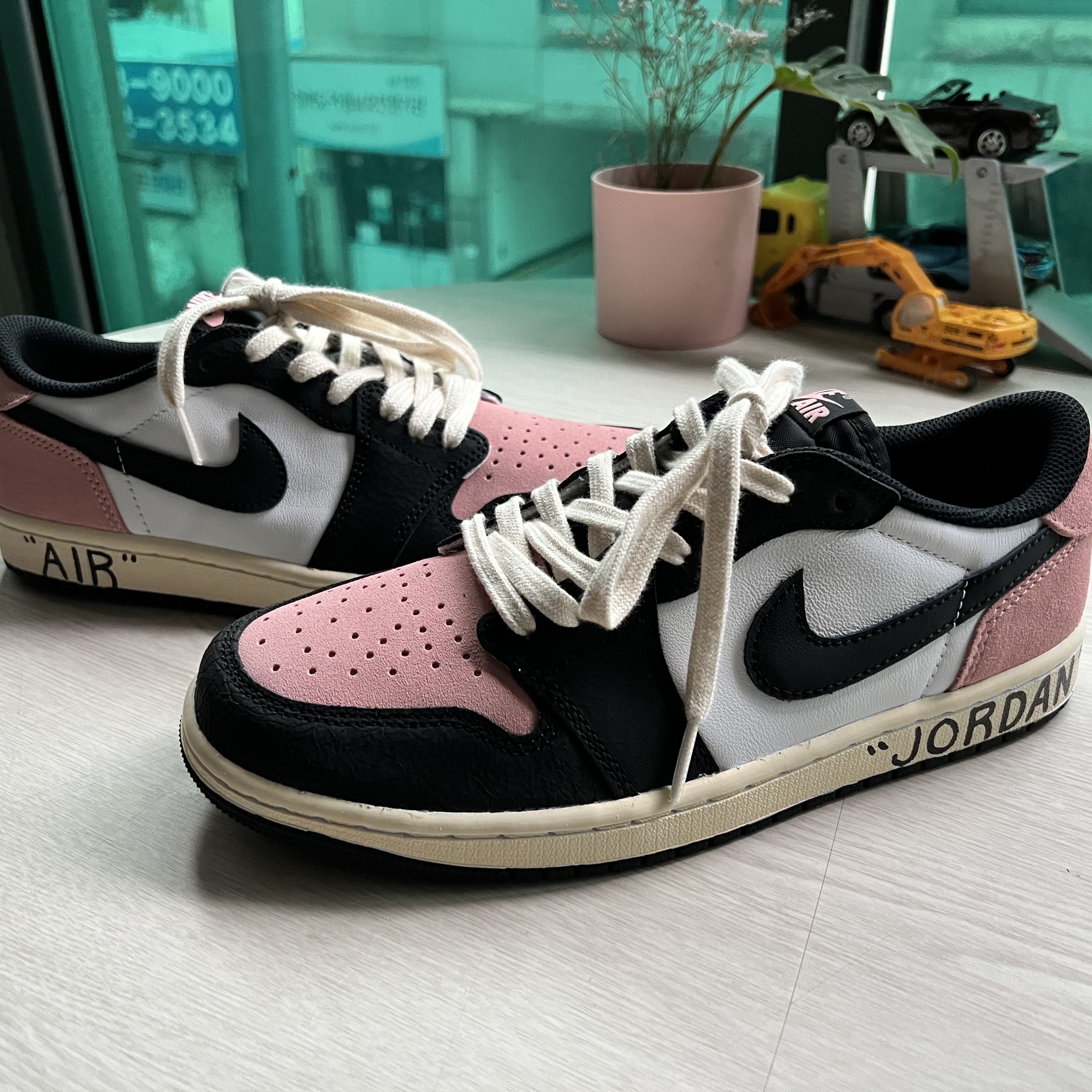 Jordan 1 Retro Low OG Bleached Coral 착용 스타일 - 1