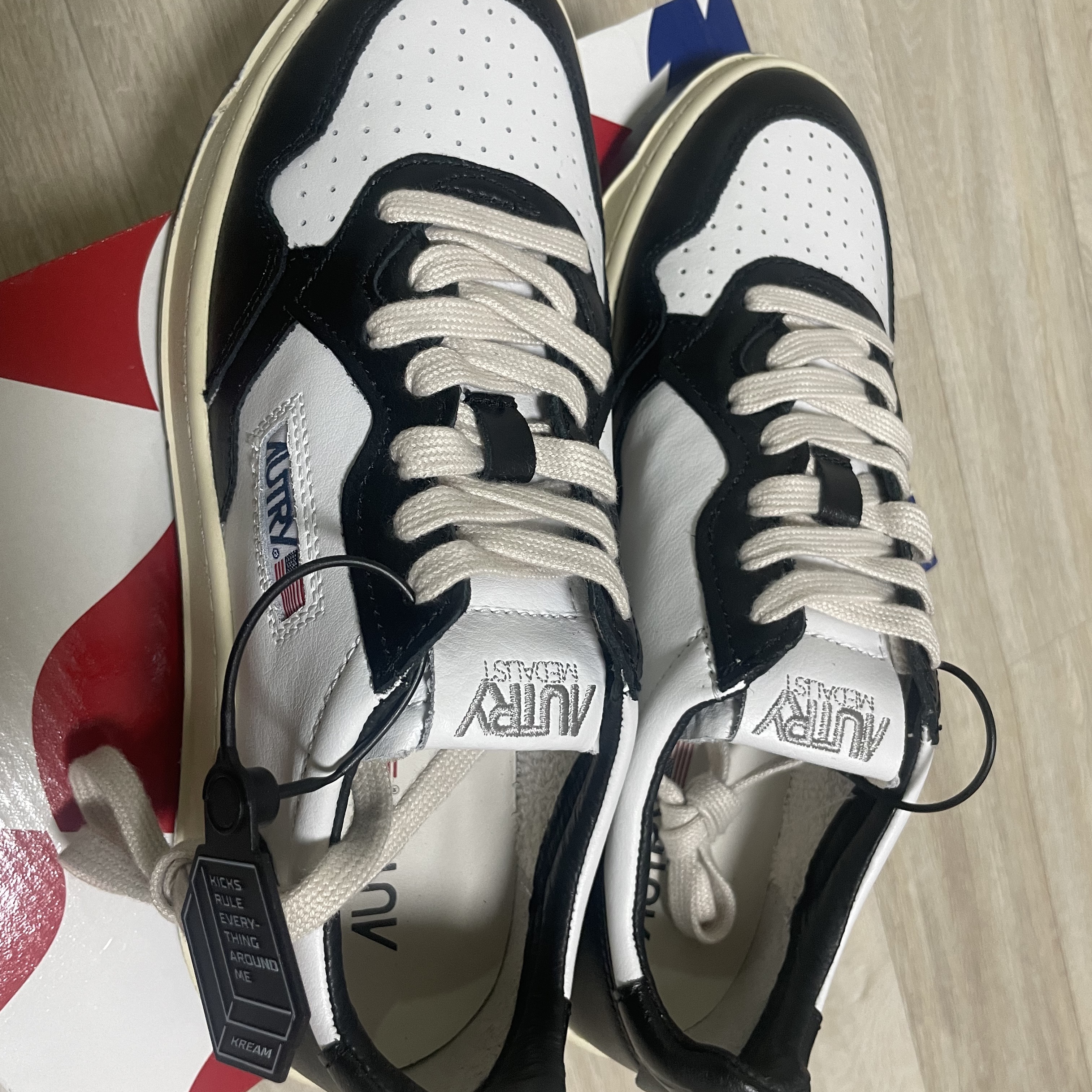 Autry Medalist Low Leather Sneakers Black White 착용 스타일 - 2