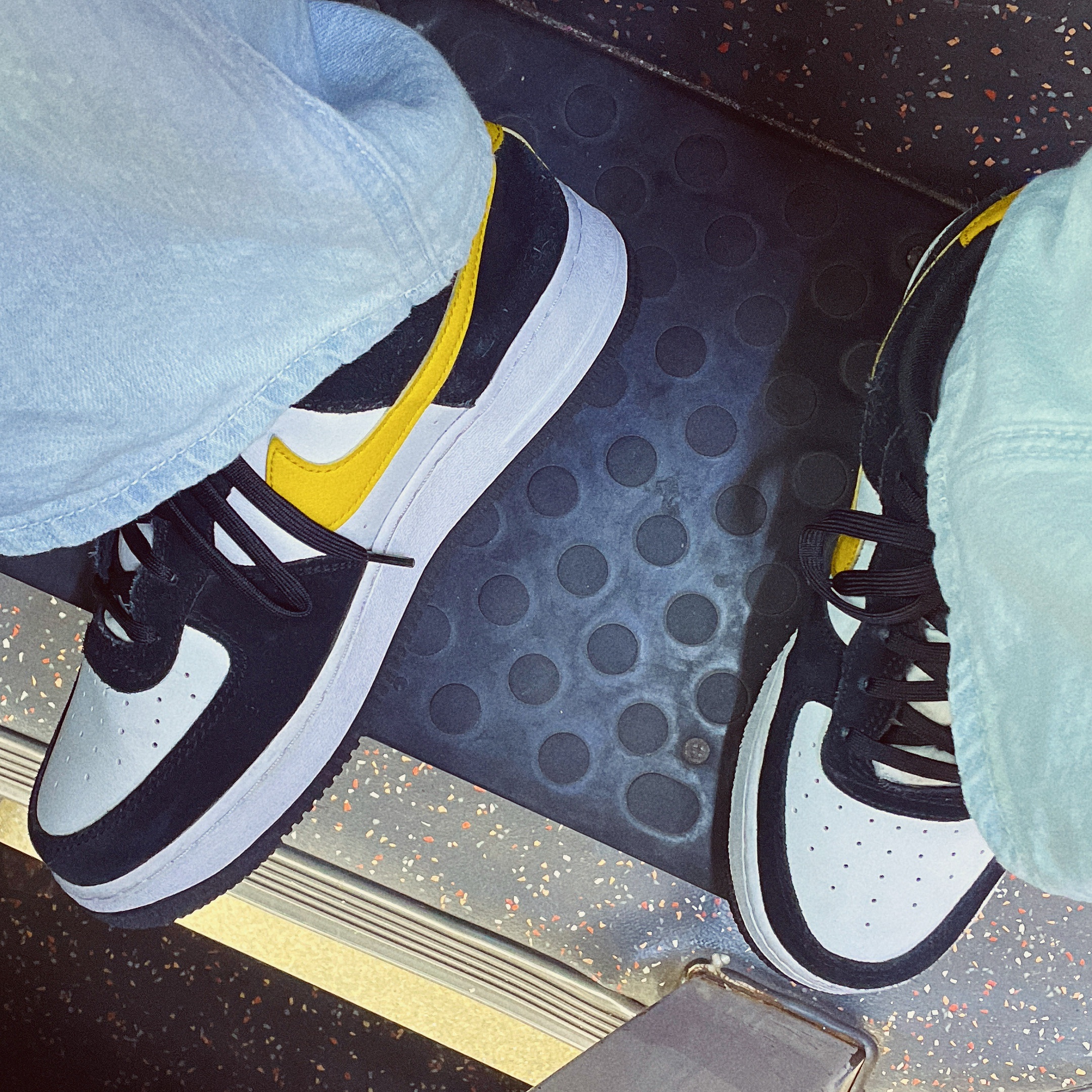 (GS) Nike Air Force 1 LV8 Athletic Club Black Dark Sulfur 착용 스타일