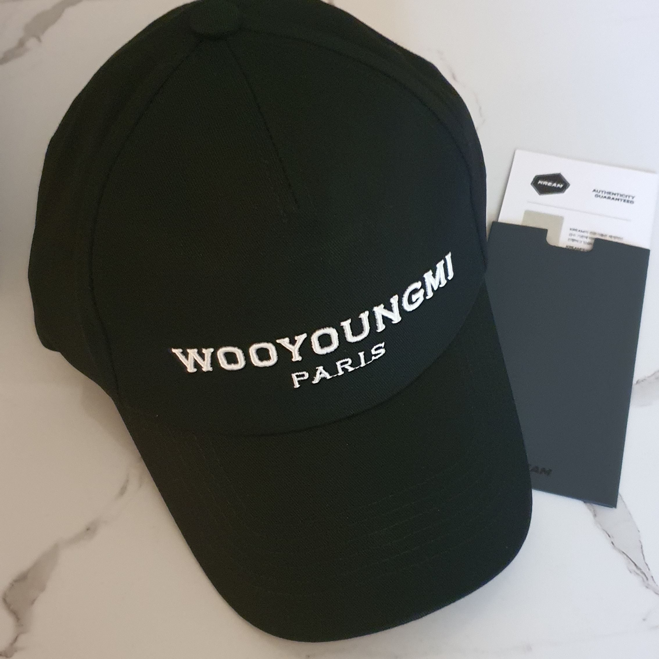 Wooyoungmi White Embroidered Logo Ball Cap Black 착용 스타일