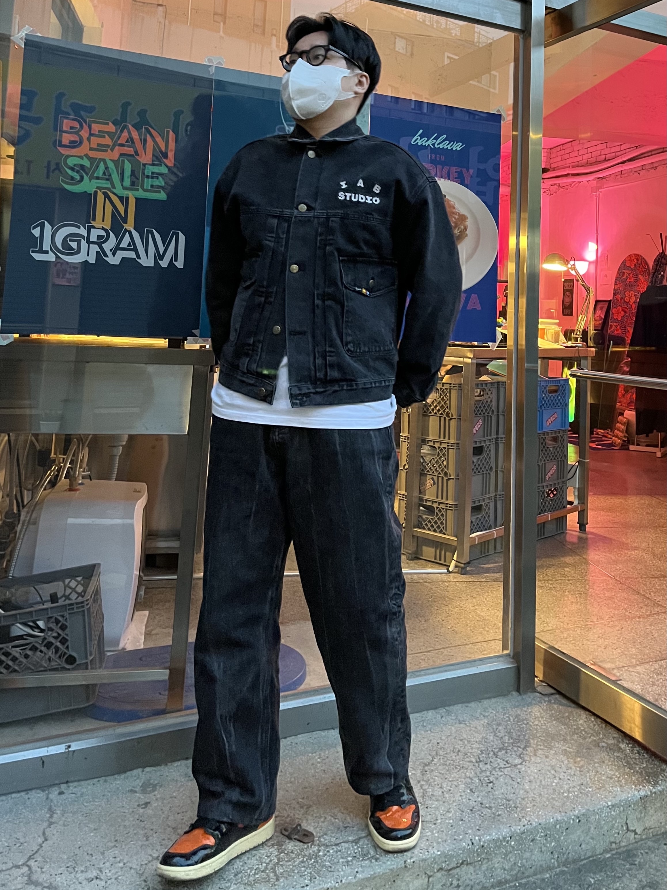 Jordan 1 Retro High Shattered Backboard 3.0, IAB Studio x Lee Denim Jacket Black 착용 스타일