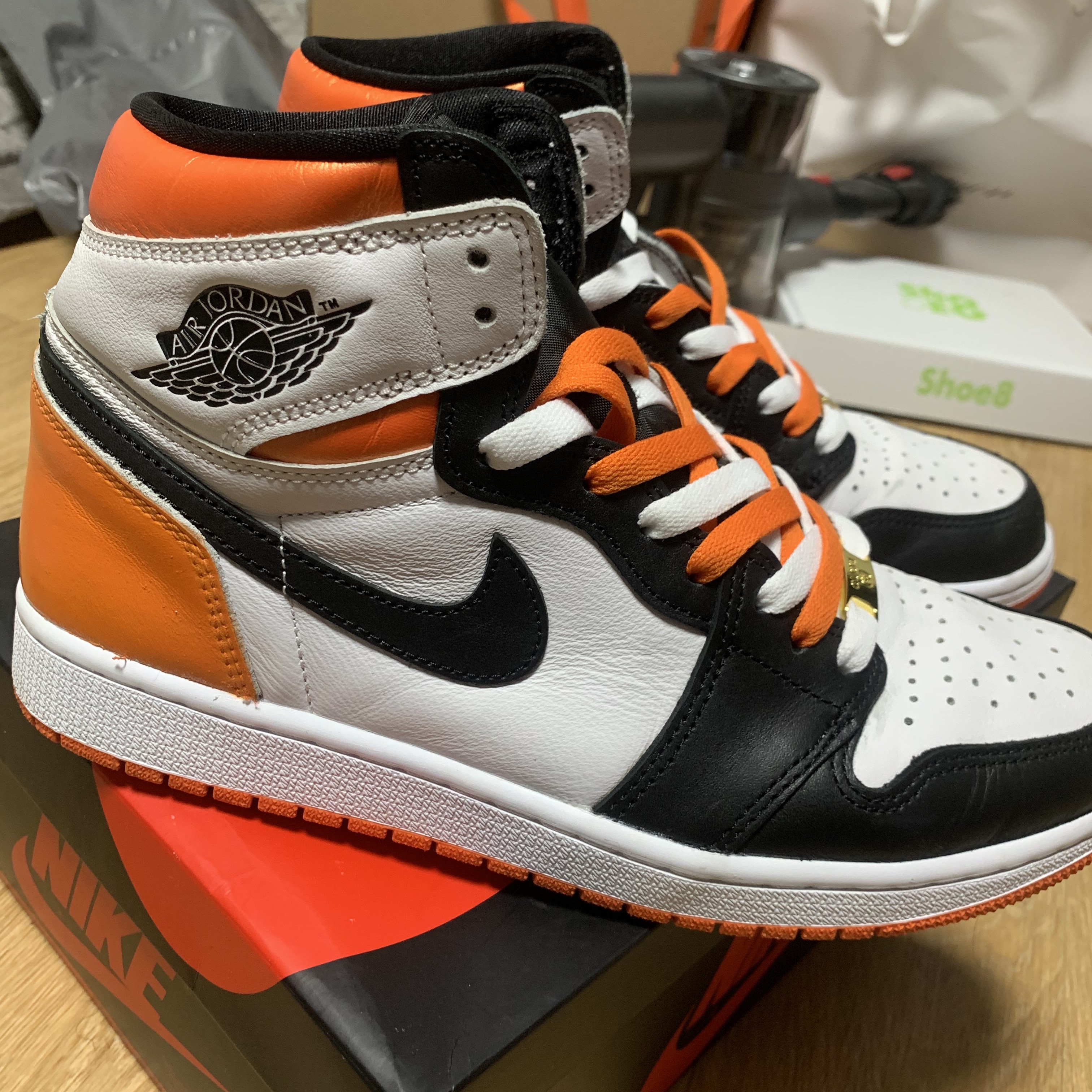 Jordan 1 Retro High OG Electro Orange 착용 스타일 - 2