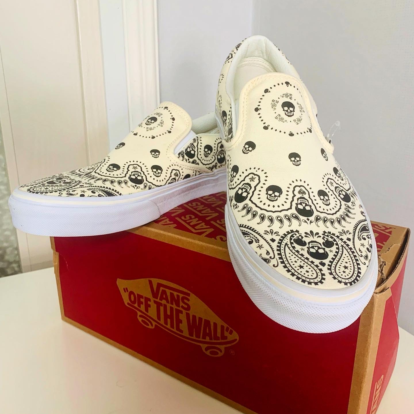 Vans Classic Slip-On Bandana Classic White Black 착용 스타일