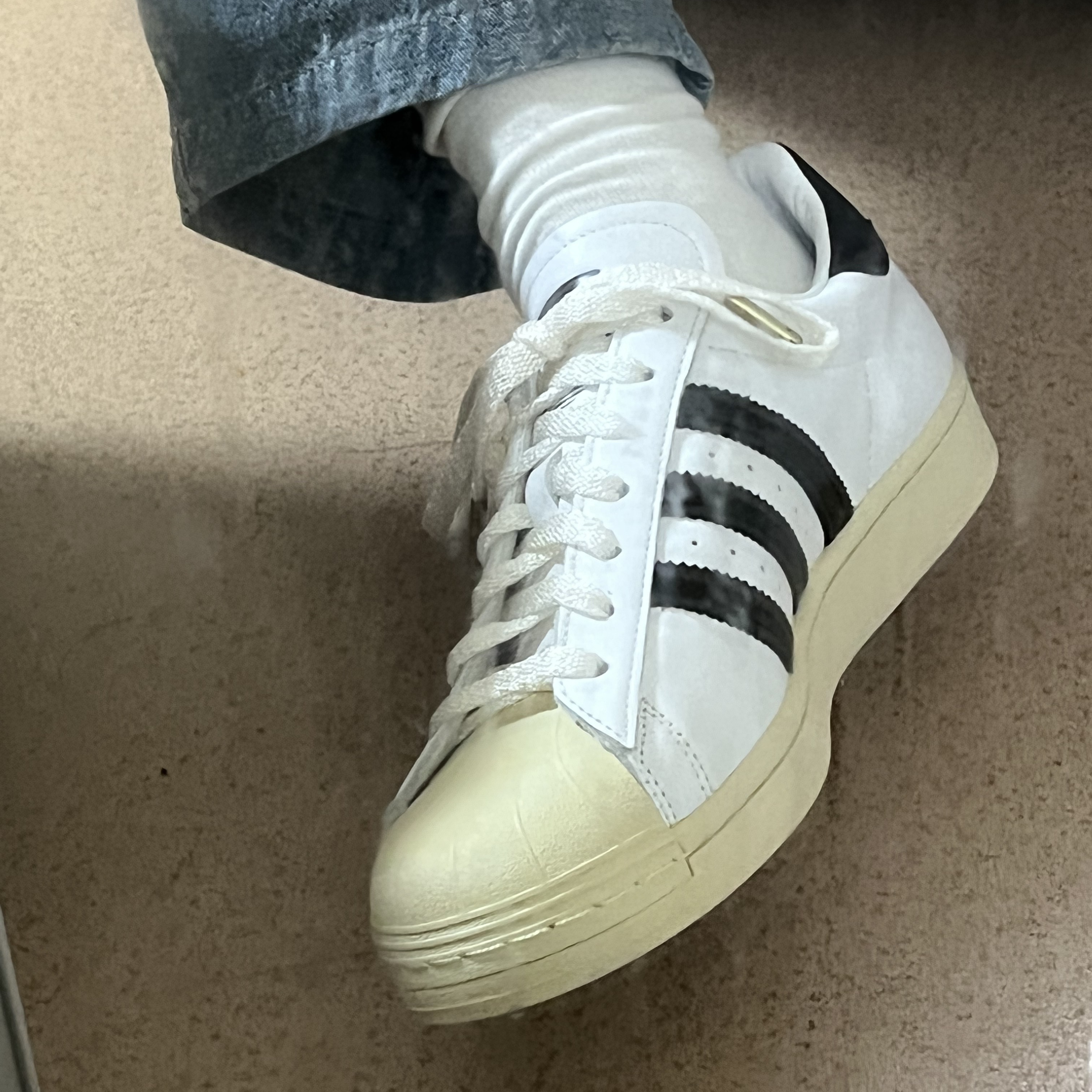 Adidas Superstar Premium White Black 착용 스타일