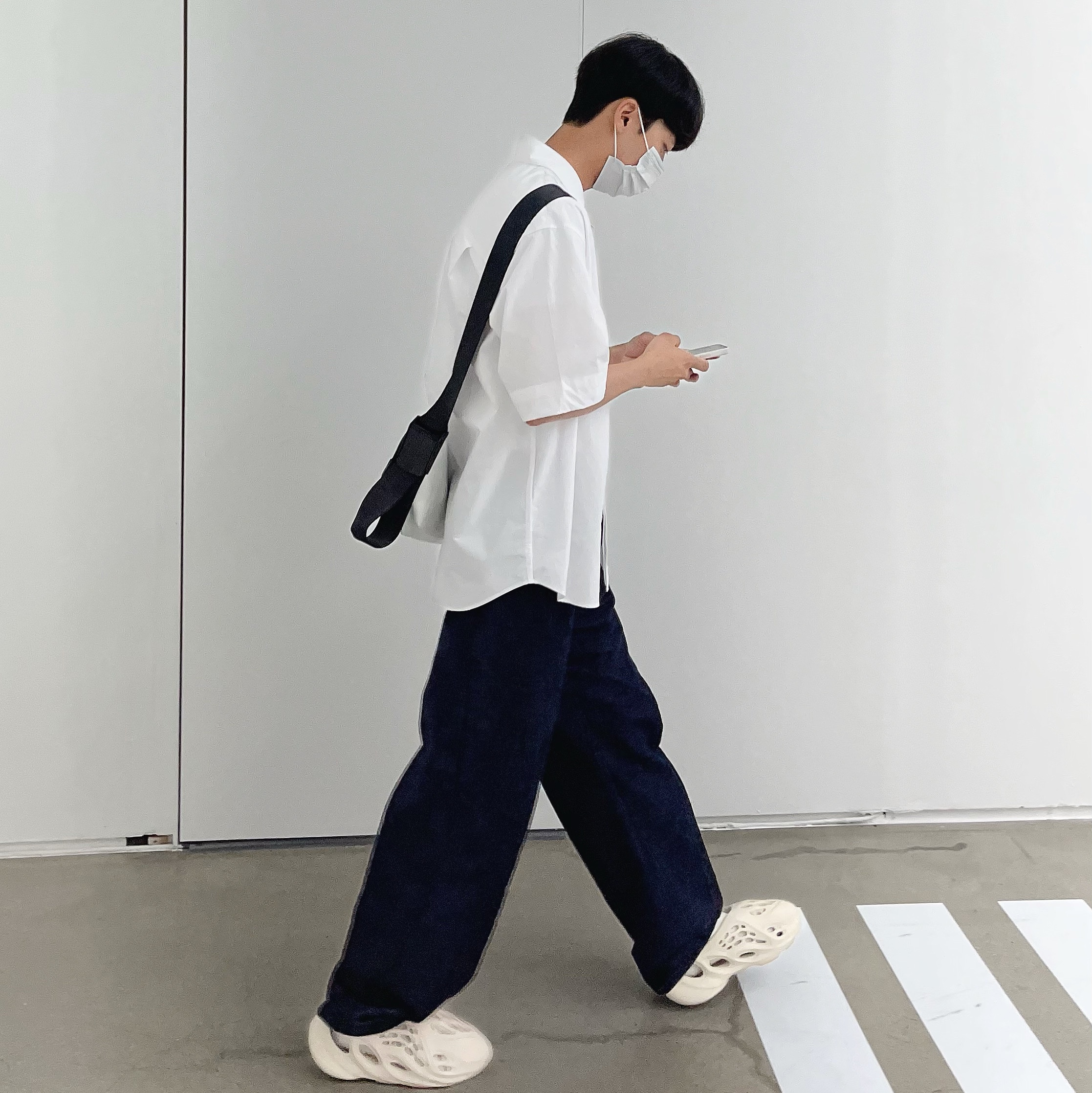 Adidas Yeezy Foam RNNR Sand 착용 스타일