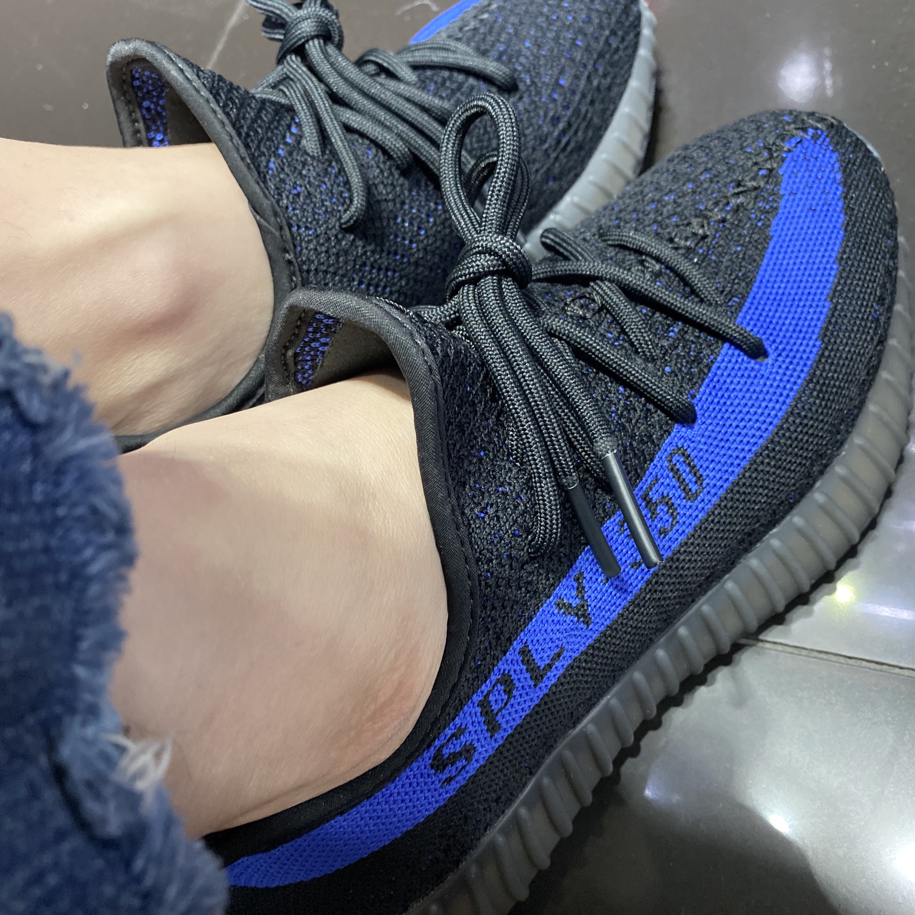 Adidas Yeezy Boost 350 V2 Dazzling Blue 착용 스타일