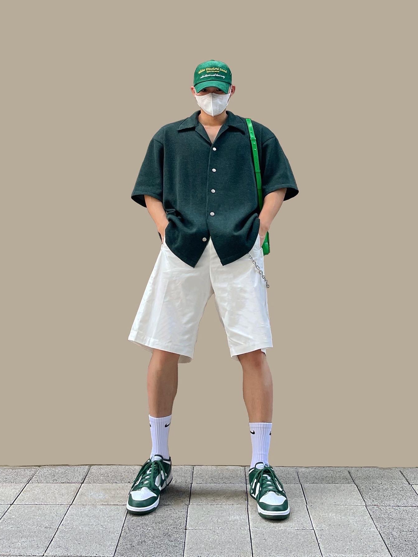 Bottega Veneta Mini Leather Cassette Parakeet, Nike Dunk Low Retro Varsity Green 착용 스타일 - 1