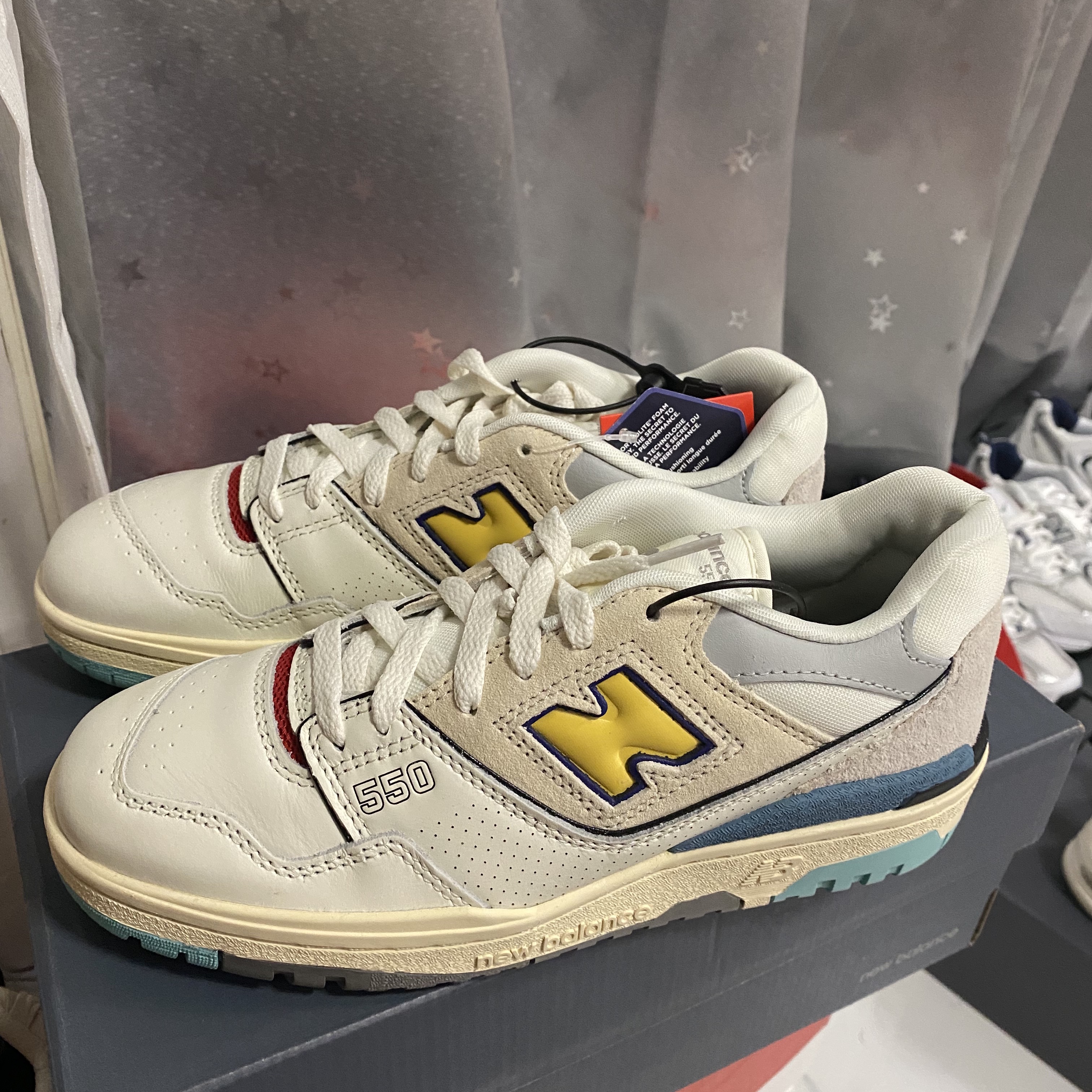 New Balance 550 Sea Salt Yellow - 2E Wide 착용 스타일 - 1