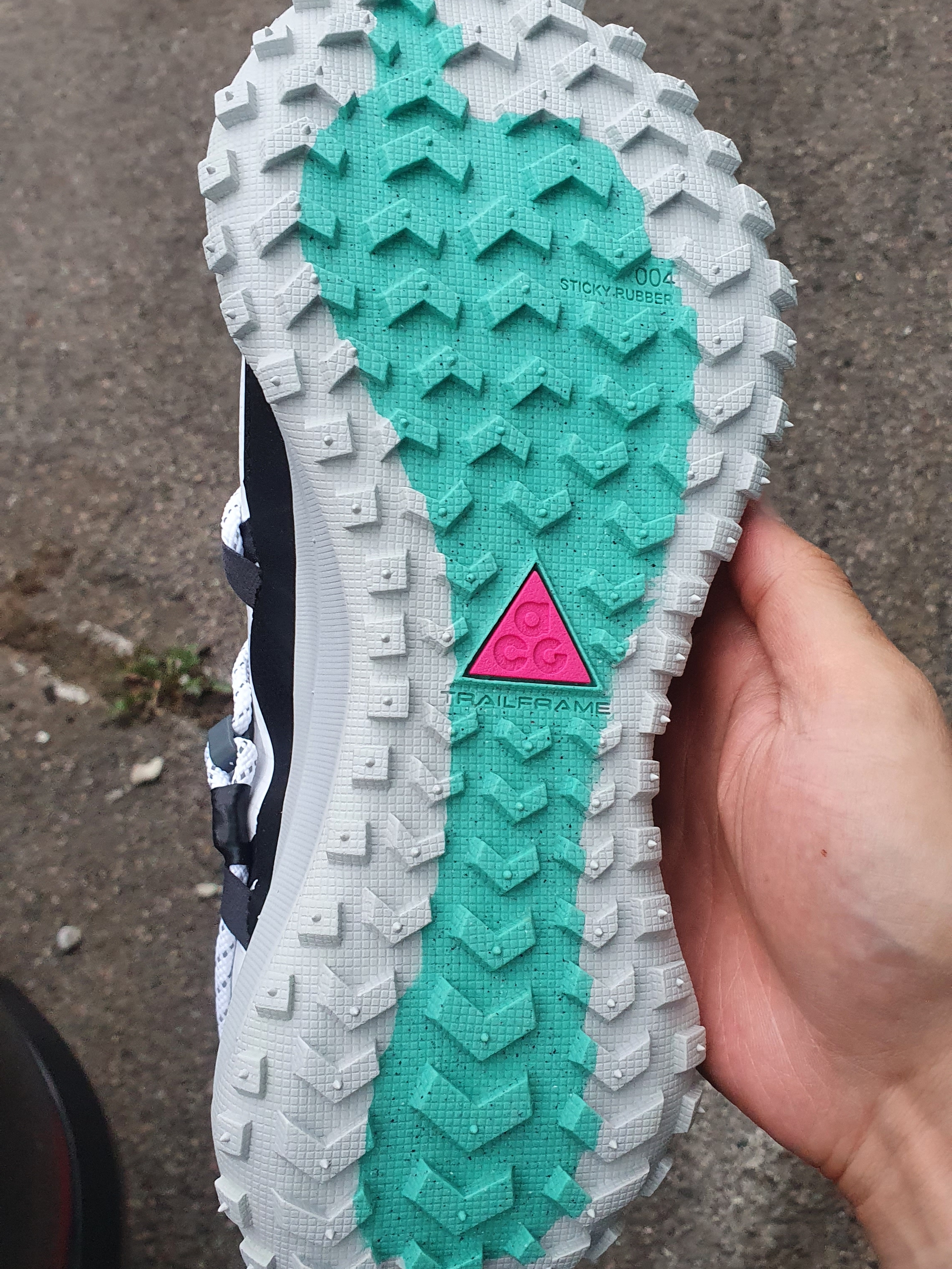 Nike ACG Mountain Fly Low SE White and Black 착용 스타일 - 3