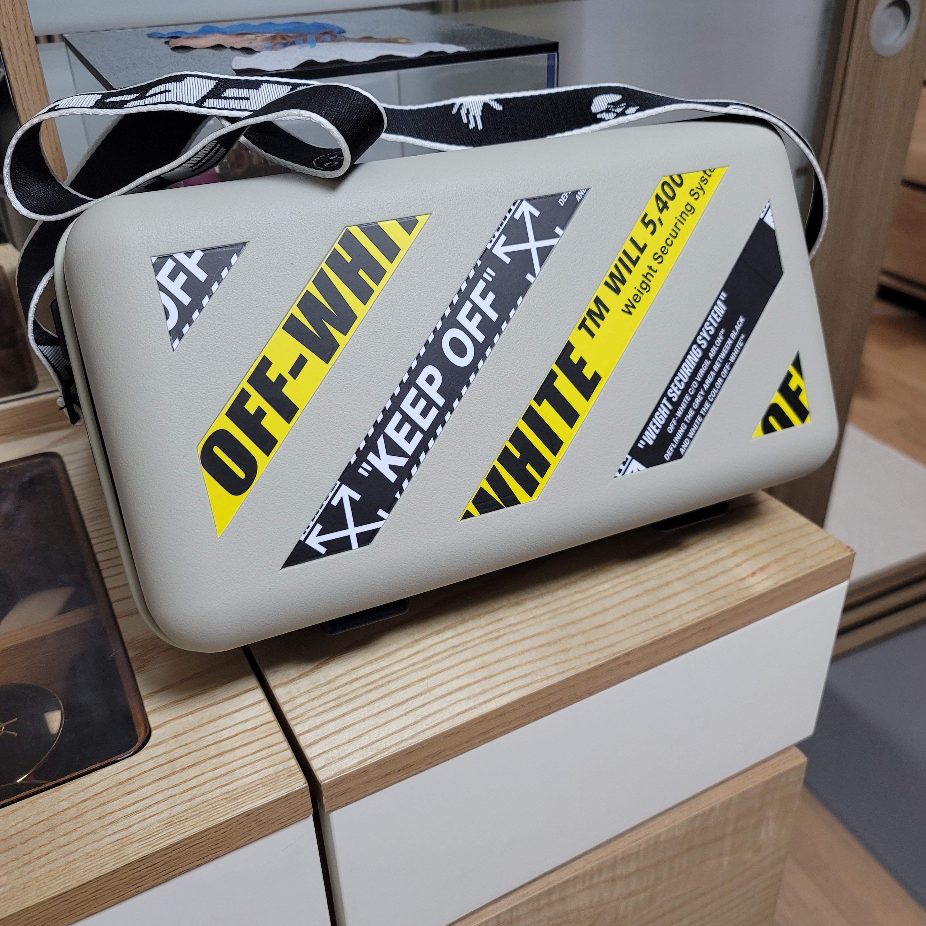 Off-White x Amore Pacific Protection Box (Without Cosmetics) 착용 스타일