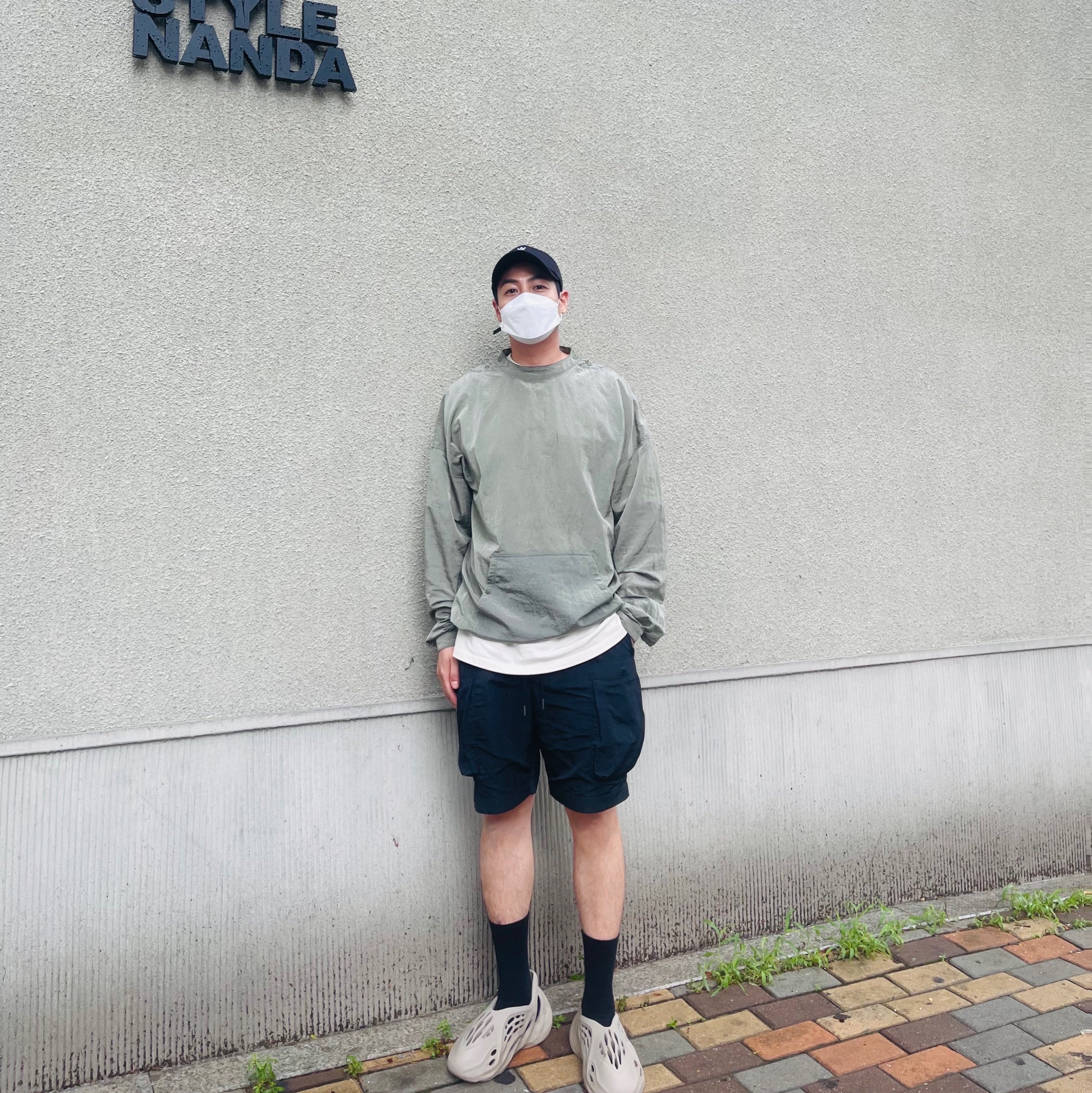 Adidas Yeezy Foam RNNR Stone Sage, Wooyoungmi White Logo Ball Cap Black 착용 스타일