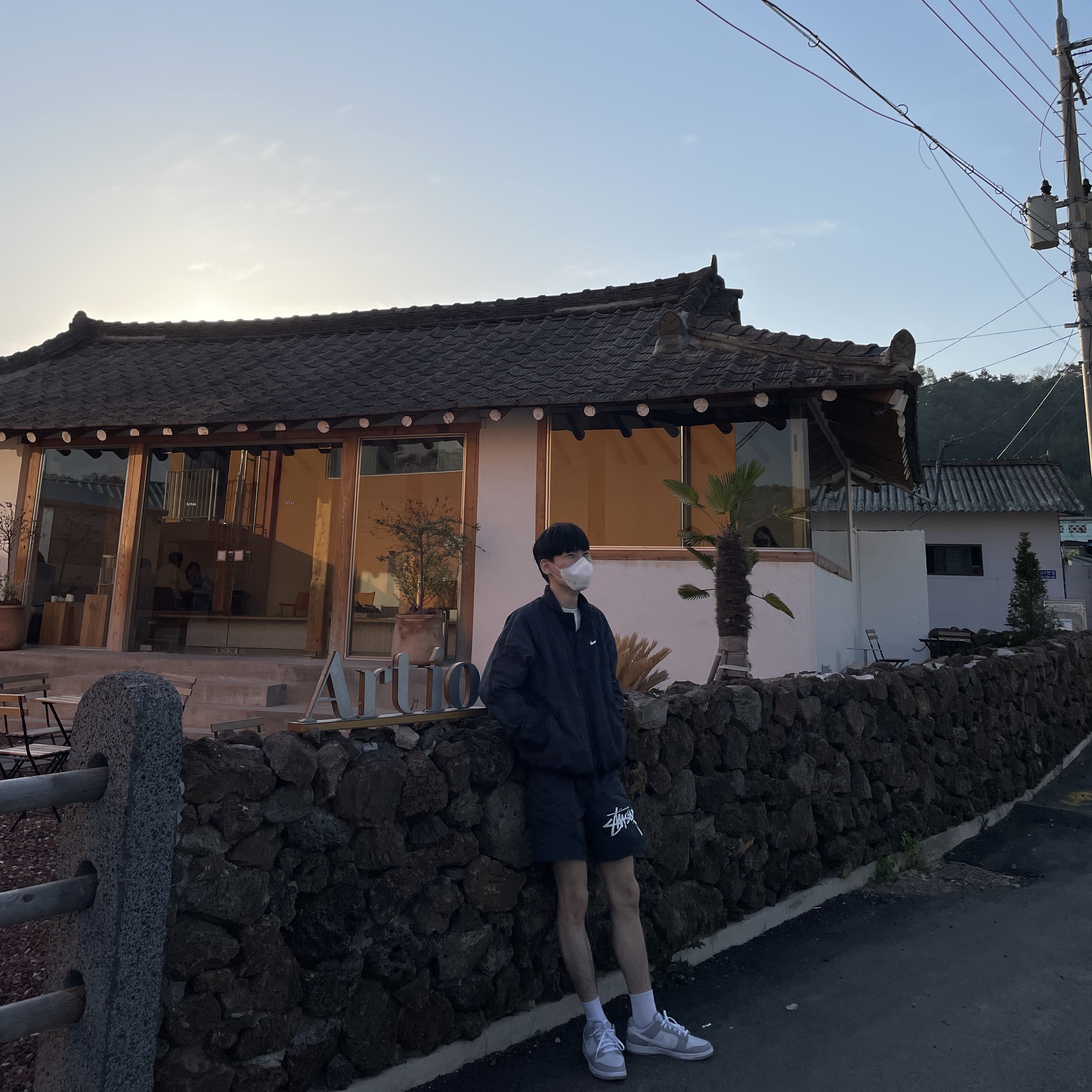 Nike x Stussy Windrunner Jacket Off Noir, Nike x Stussy Water Shorts Off Noir 착용 스타일