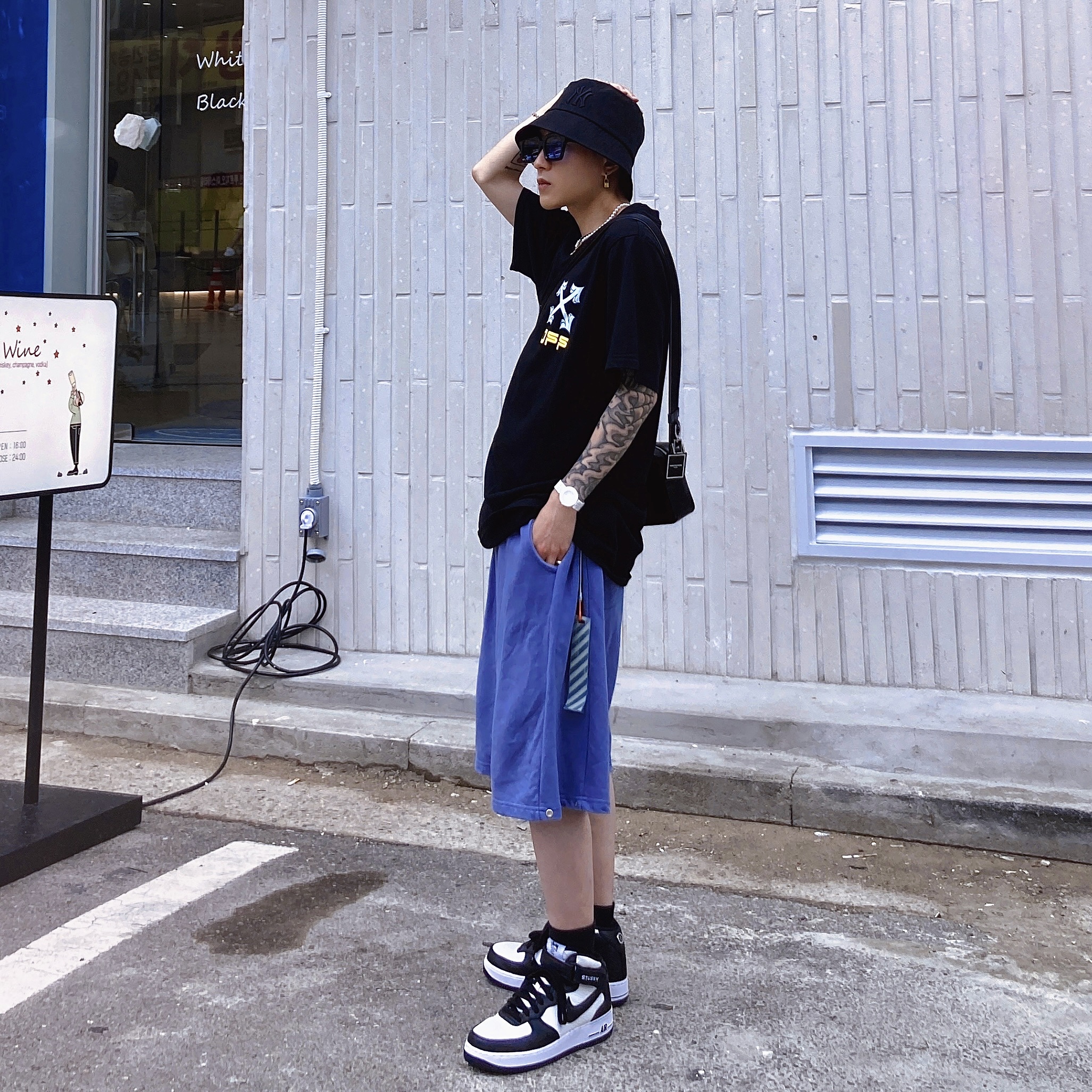 Nike x Stussy Air Force 1 '07 Mid SP Black and Light Bone 착용 스타일 - 2