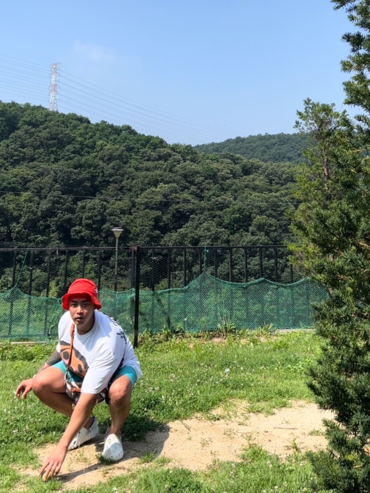 Nike x Stussy Bucket Hat Habanero Red, Crocs x Salehe Bembury Pollex Clog Stratus 착용 스타일 - 5