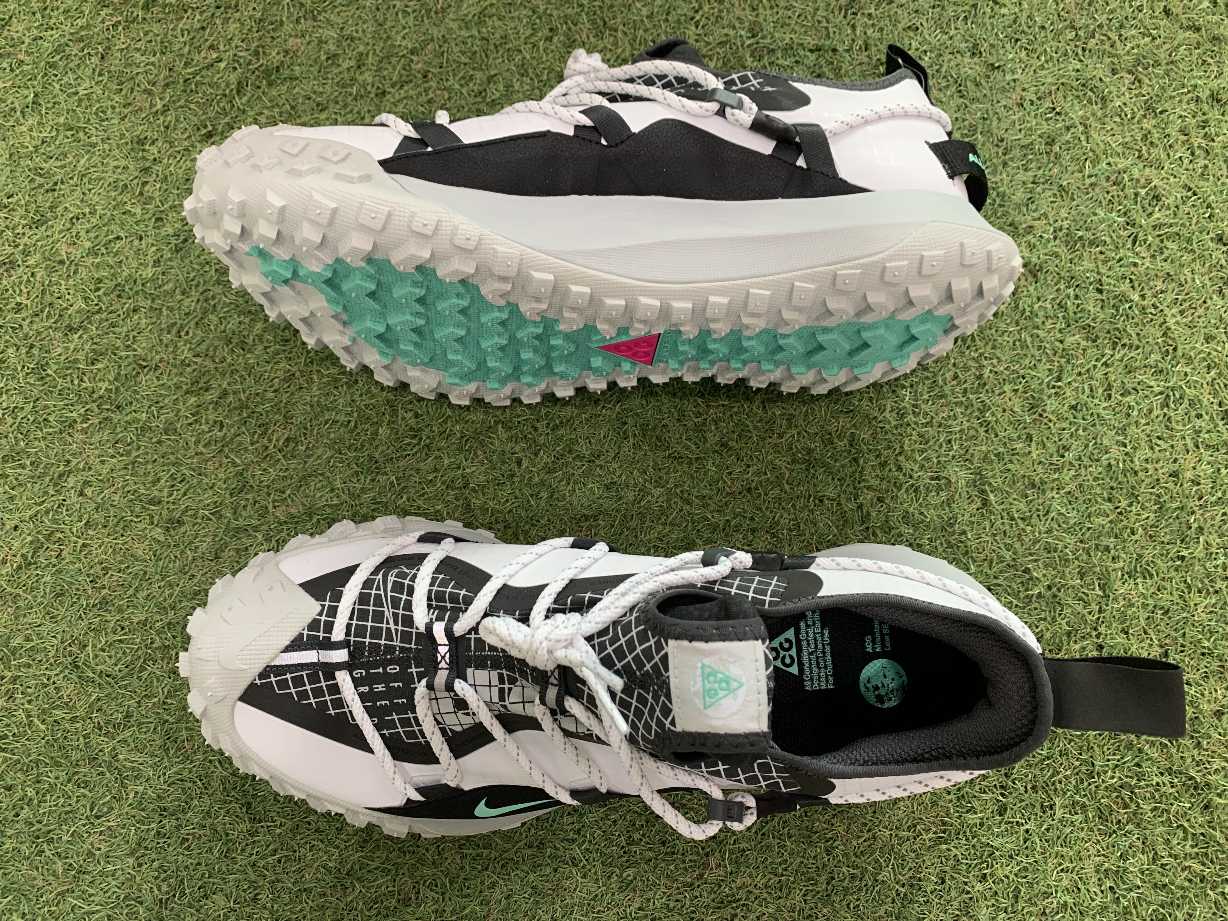 Nike ACG Mountain Fly Low SE White and Black 착용 스타일 - 2