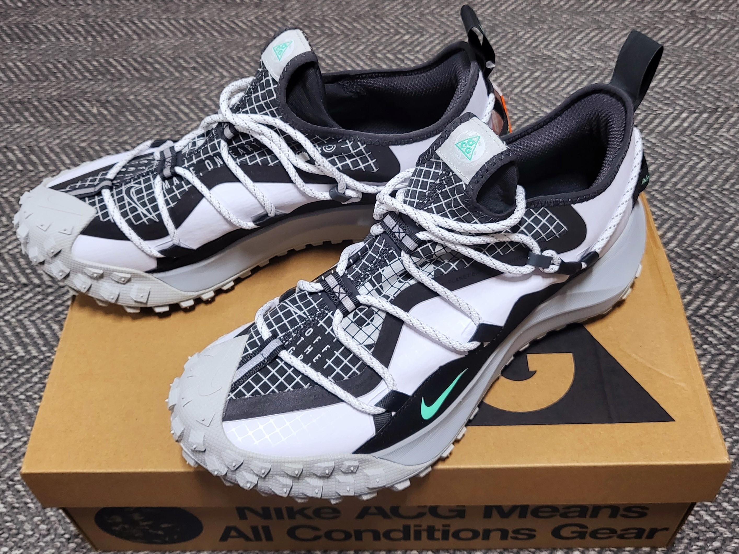 Nike ACG Mountain Fly Low SE White and Black 착용 스타일 - 1
