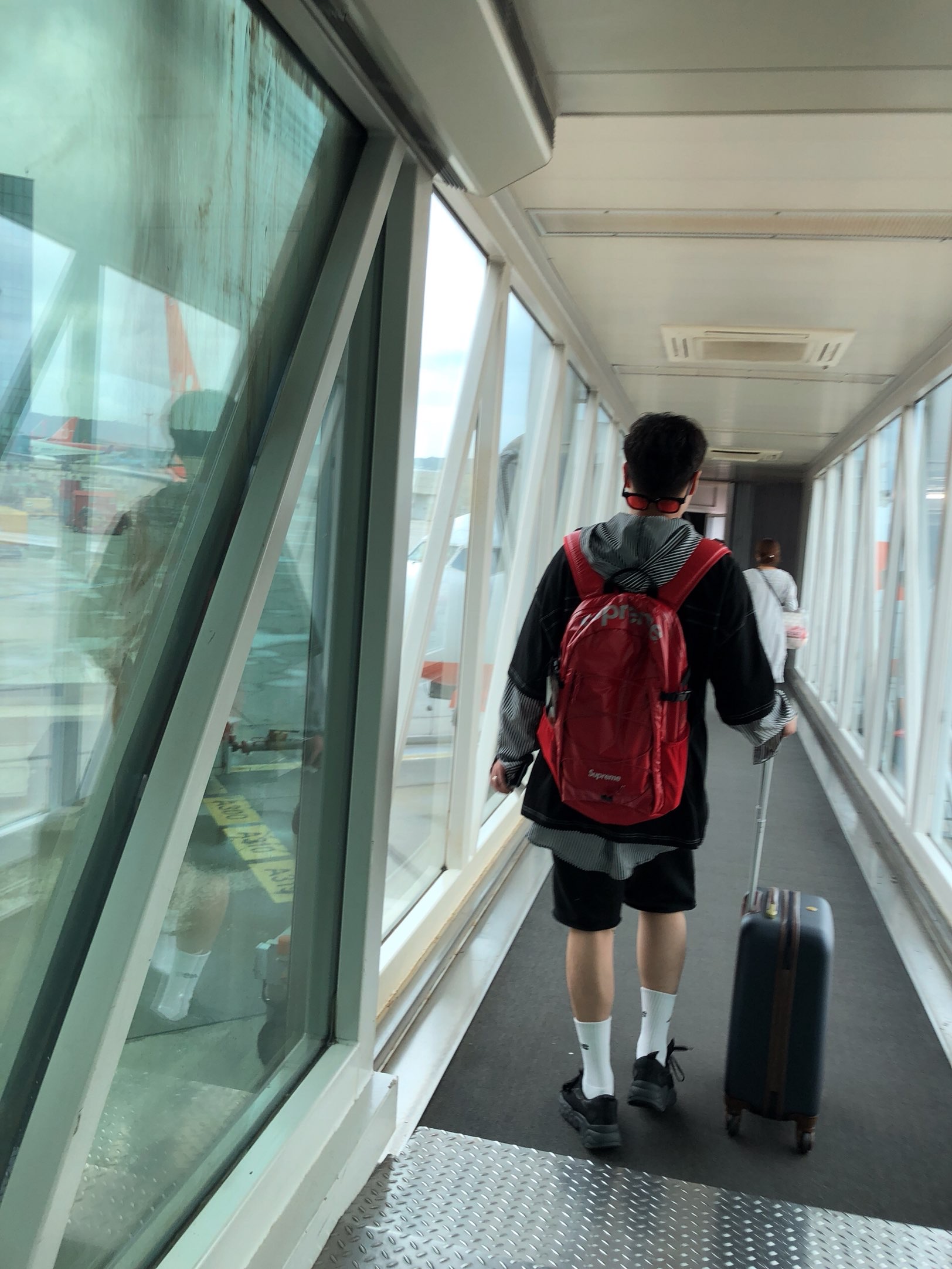 Supreme Backpack Red - 17FW, Acne Studios Rockaway Sneakers Multi Black 착용 스타일