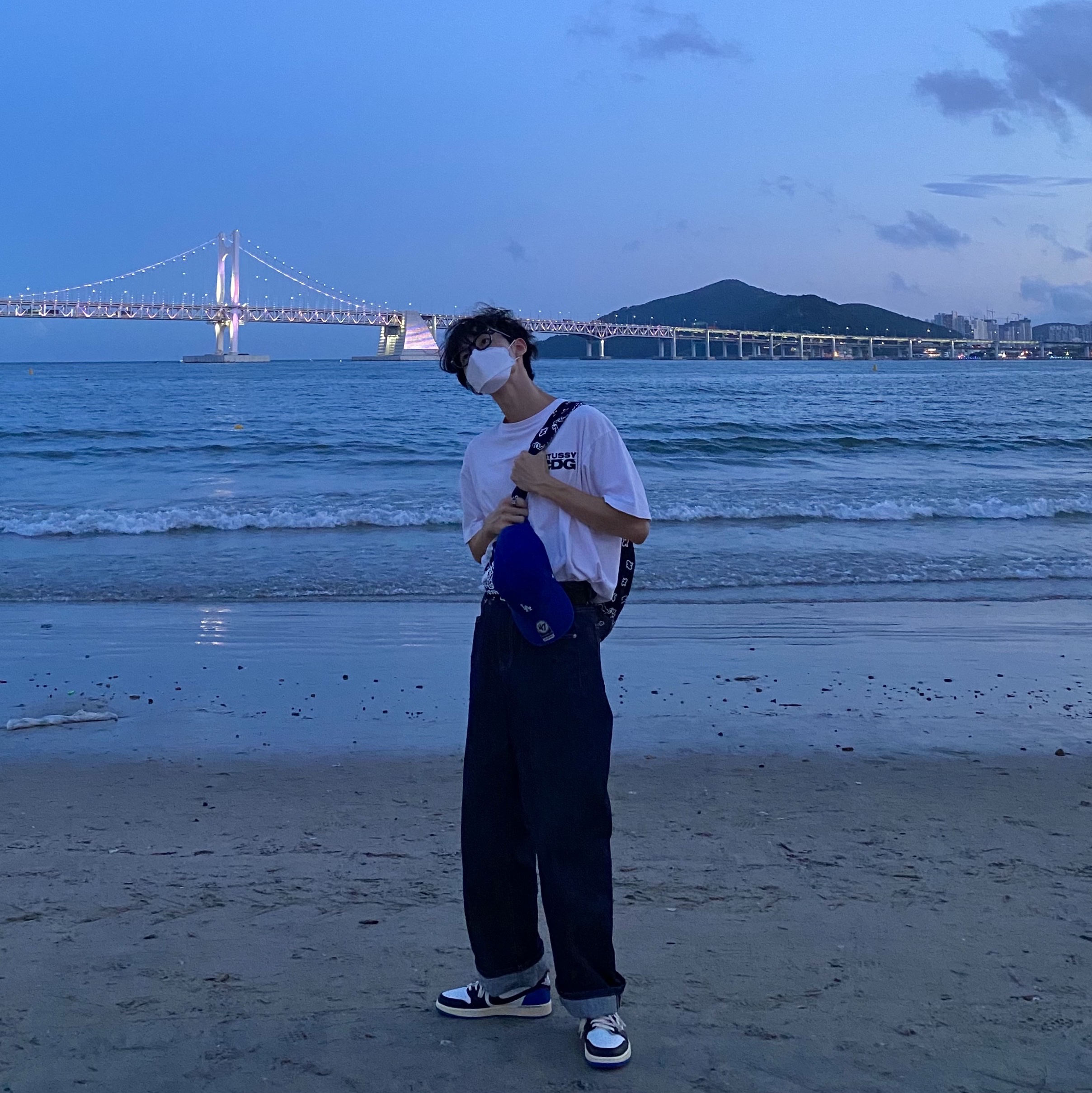 Jordan 1 x Travis Scott x Fragment Retro Low OG SP Military Blue, Stussy x CDG Surfman T-Shirt White 착용 스타일