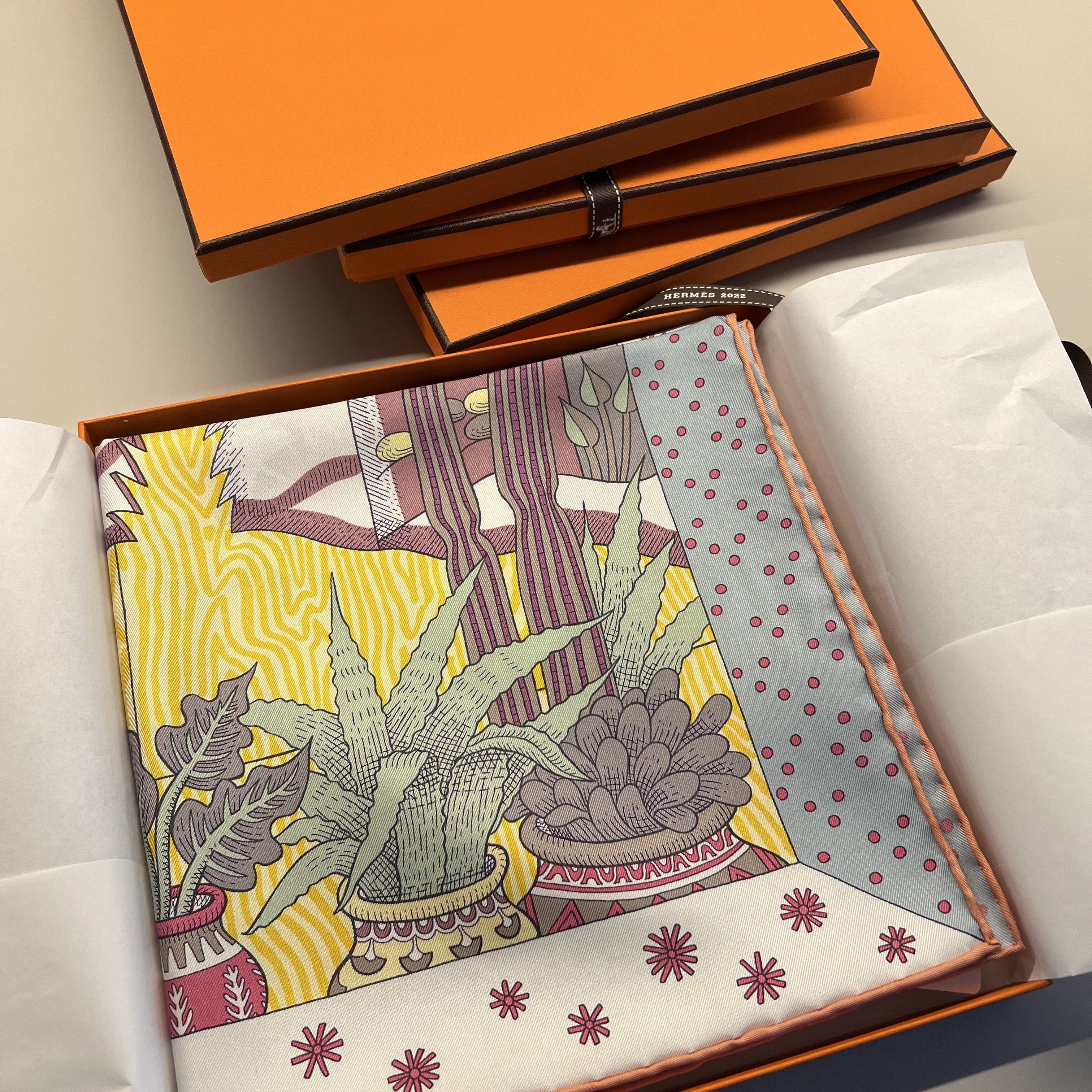 (W) Hermes Le Premier Chant Scarf 90 Violet Bleu Glacier Jaune 착용 스타일