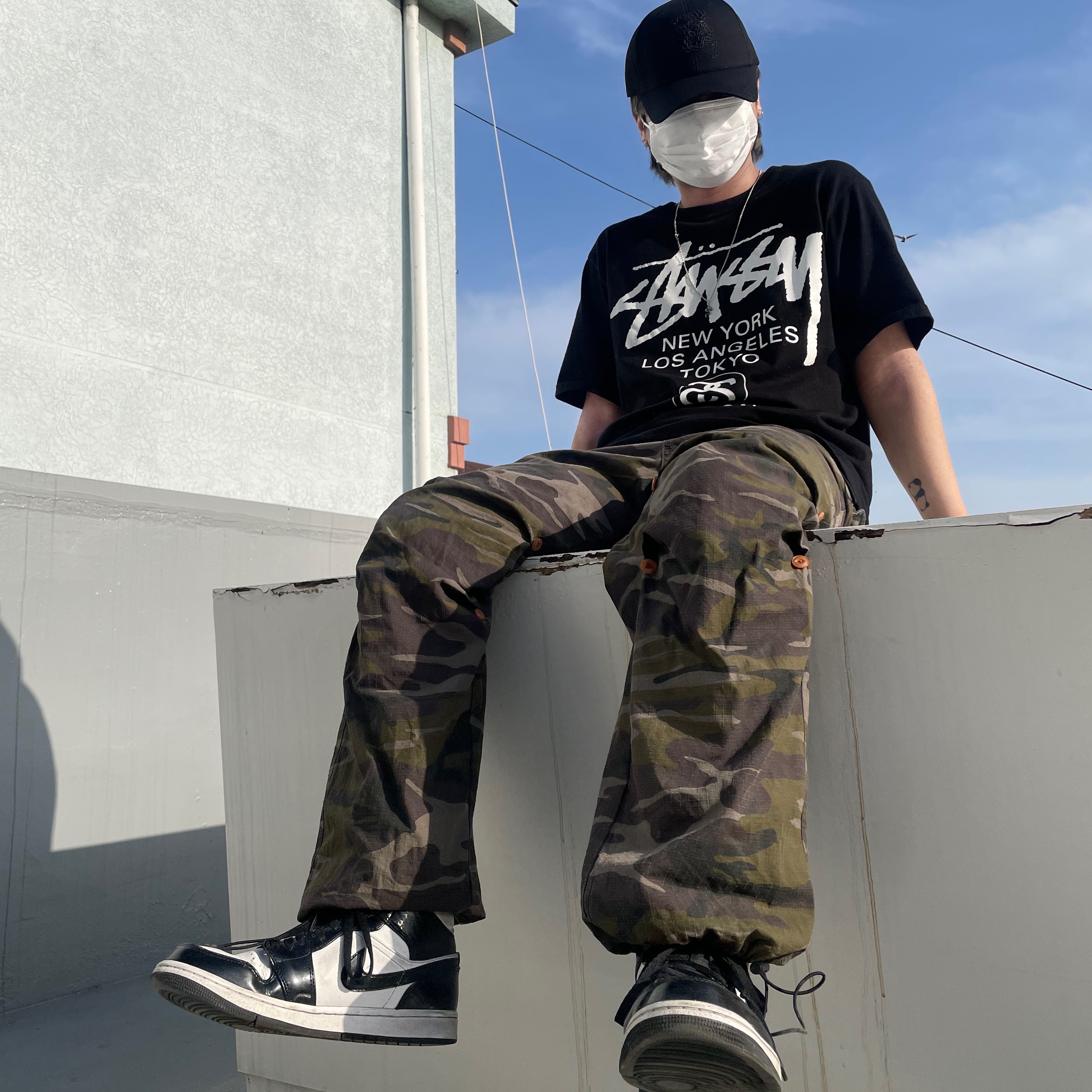 Jordan 1 Mid SE ASW Black, Stussy World Tour T-Shirt Black 착용 스타일 - 2