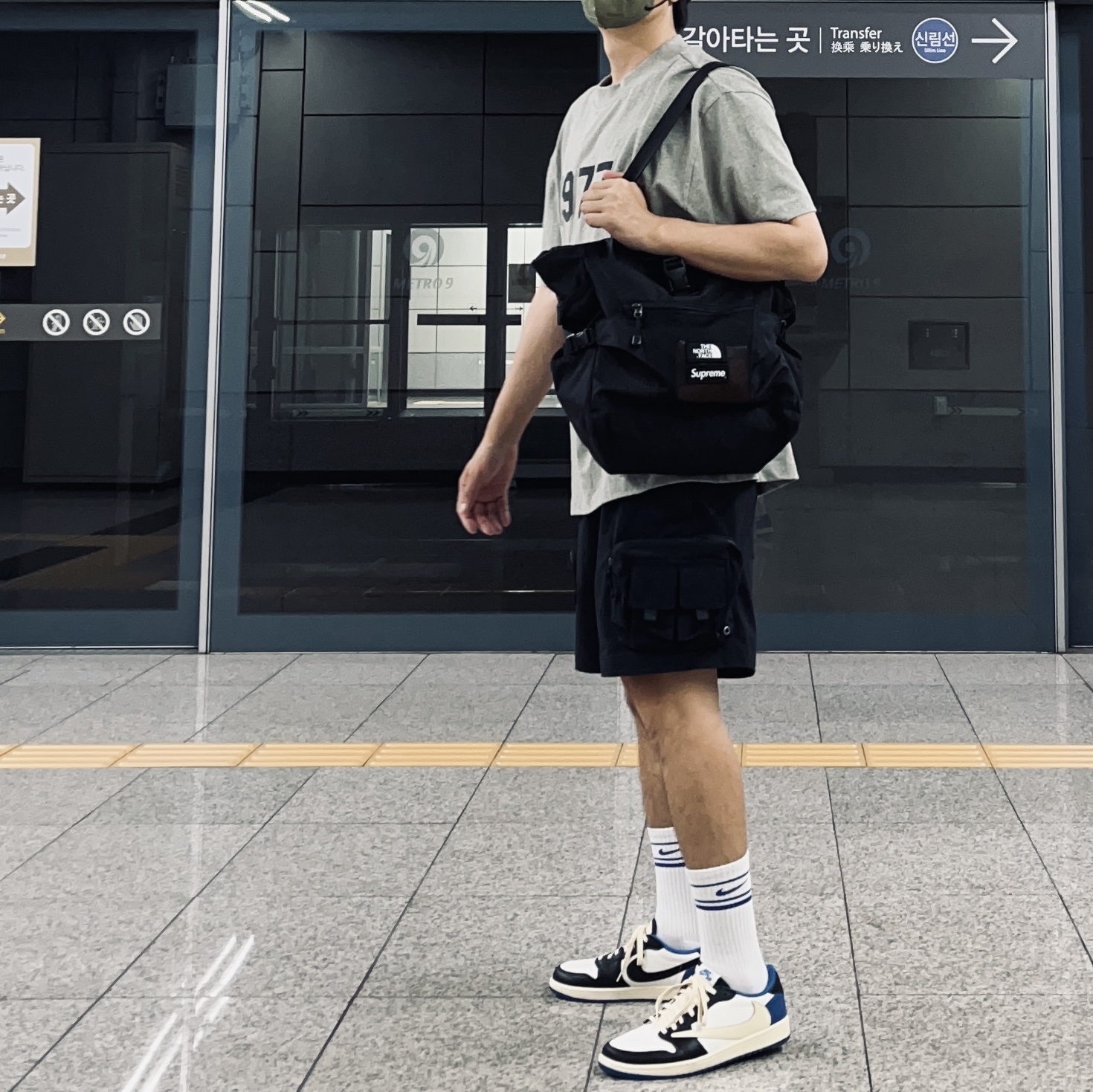 Supreme x The North Face Adventure Tote Black - 20SS, Essentials 1977 T-Shirt Dark Oatmeal - 22SS 착용 스타일