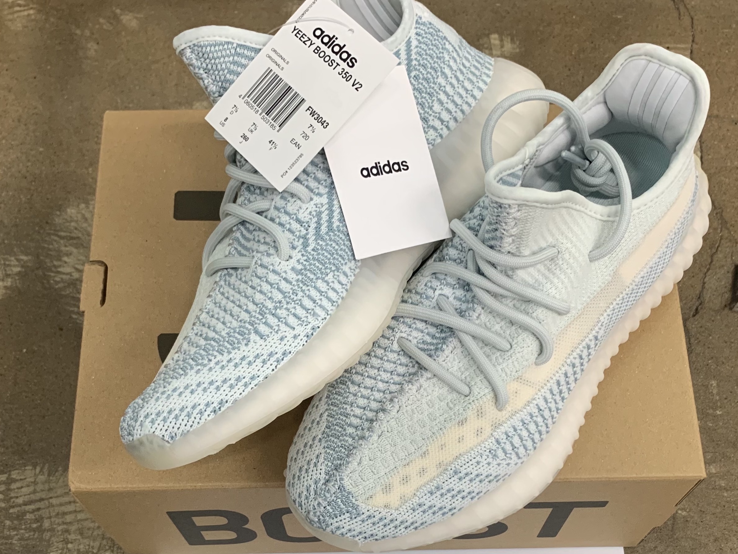 Adidas Yeezy Boost 350 V2 Cloud White - Non-Reflective 착용 스타일