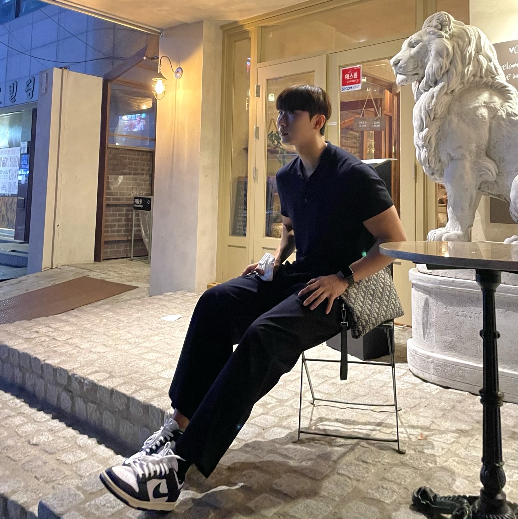 Dior Pouch Beige & Black Dior Oblique Jacquard, (W) Nike Dunk Low Vintage Midnight Navy 착용 스타일